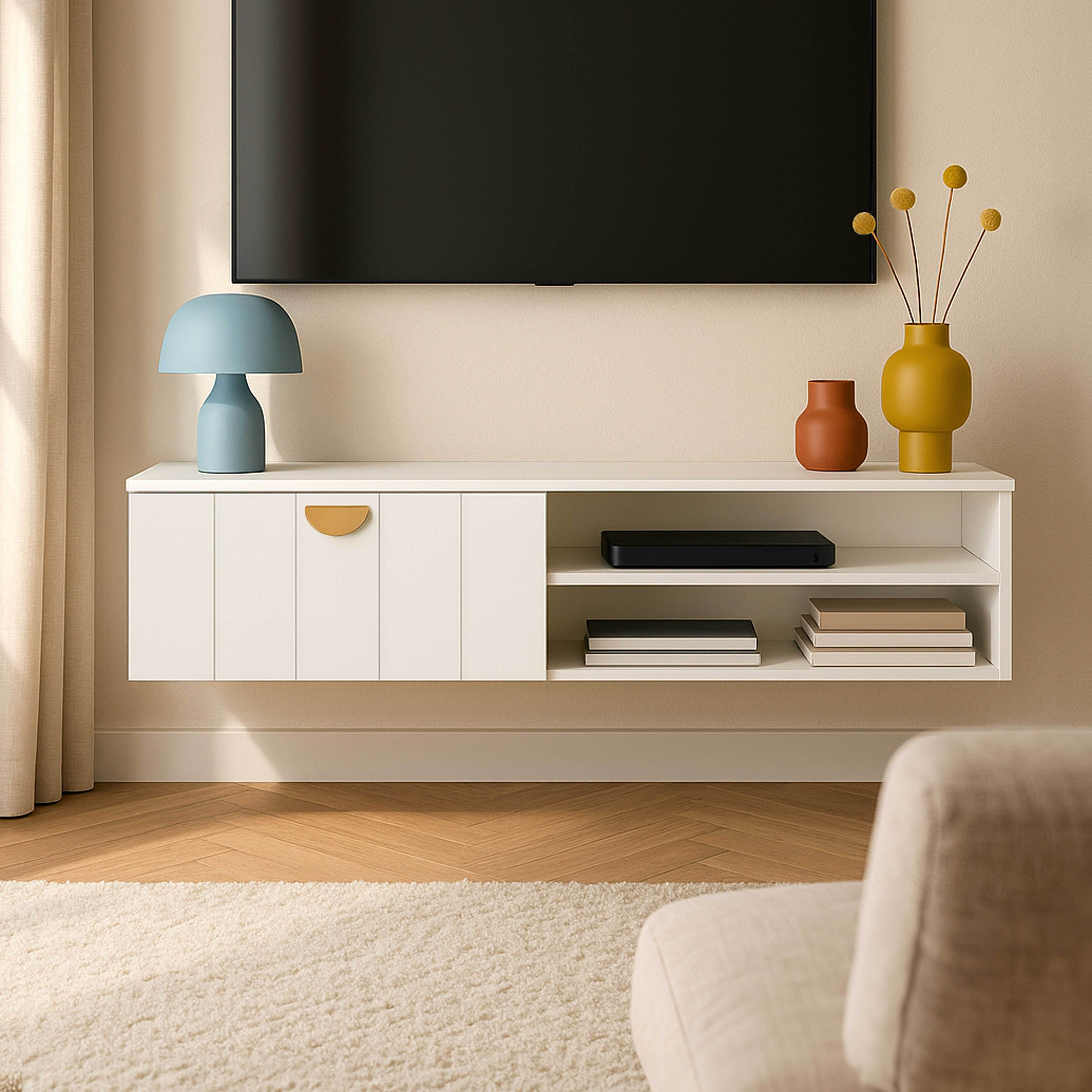 Wohnzimmer mit TV, schwebendem Regal mit Deko, hellblauer Lampe und beigem Teppich.