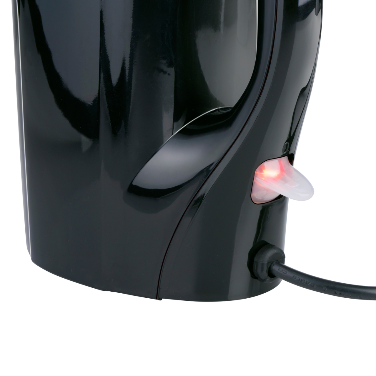 Nahaufnahme eines schwarzen Wasserkochers. Ein rotes Licht zeigt an, dass er eingeschaltet ist. Das Netzkabel ist sichtbar.