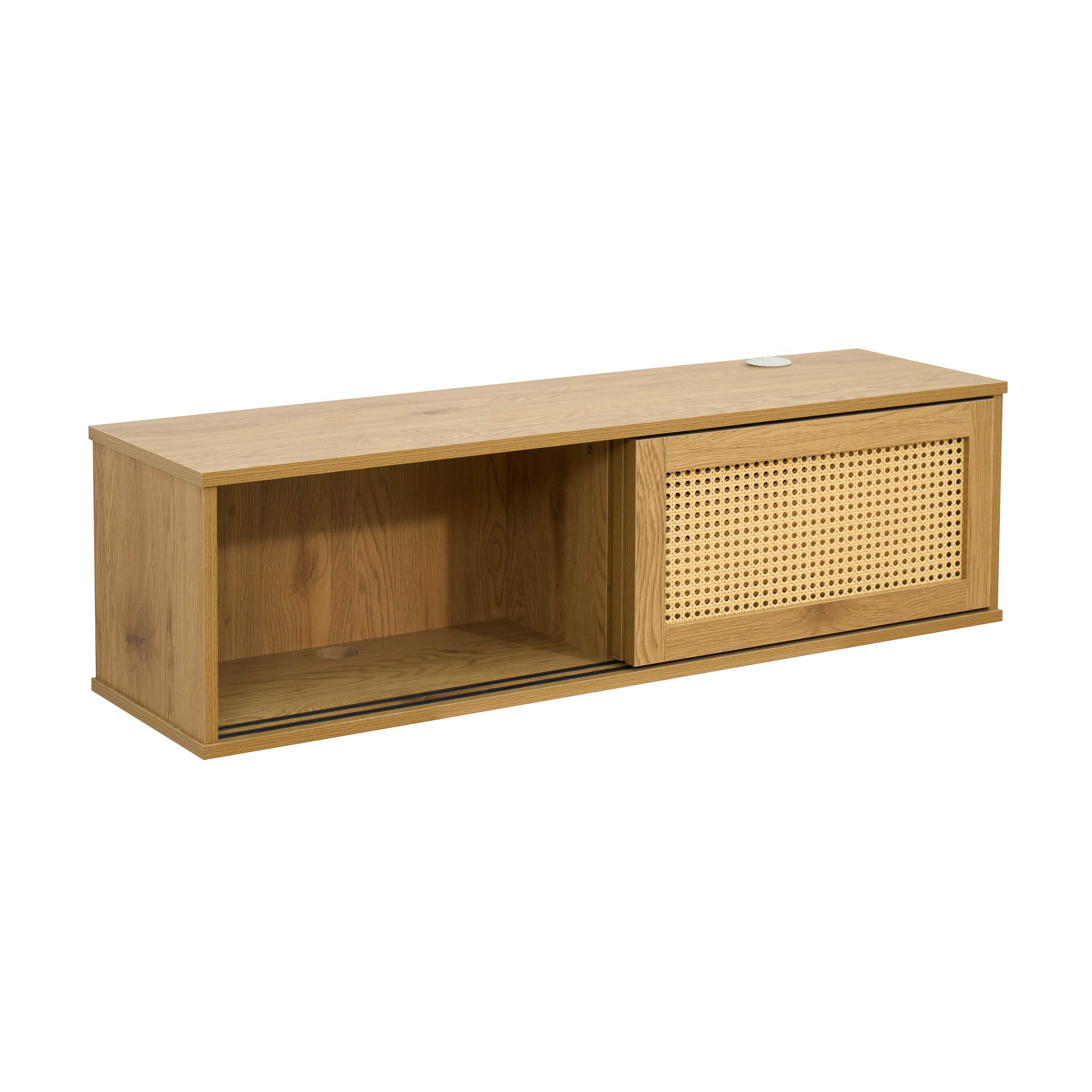 Ein hölzerner, an der Wand befestigter Schrank mit Schiebetür und gewebter Rattanausführung. Weißer Hintergrund.
