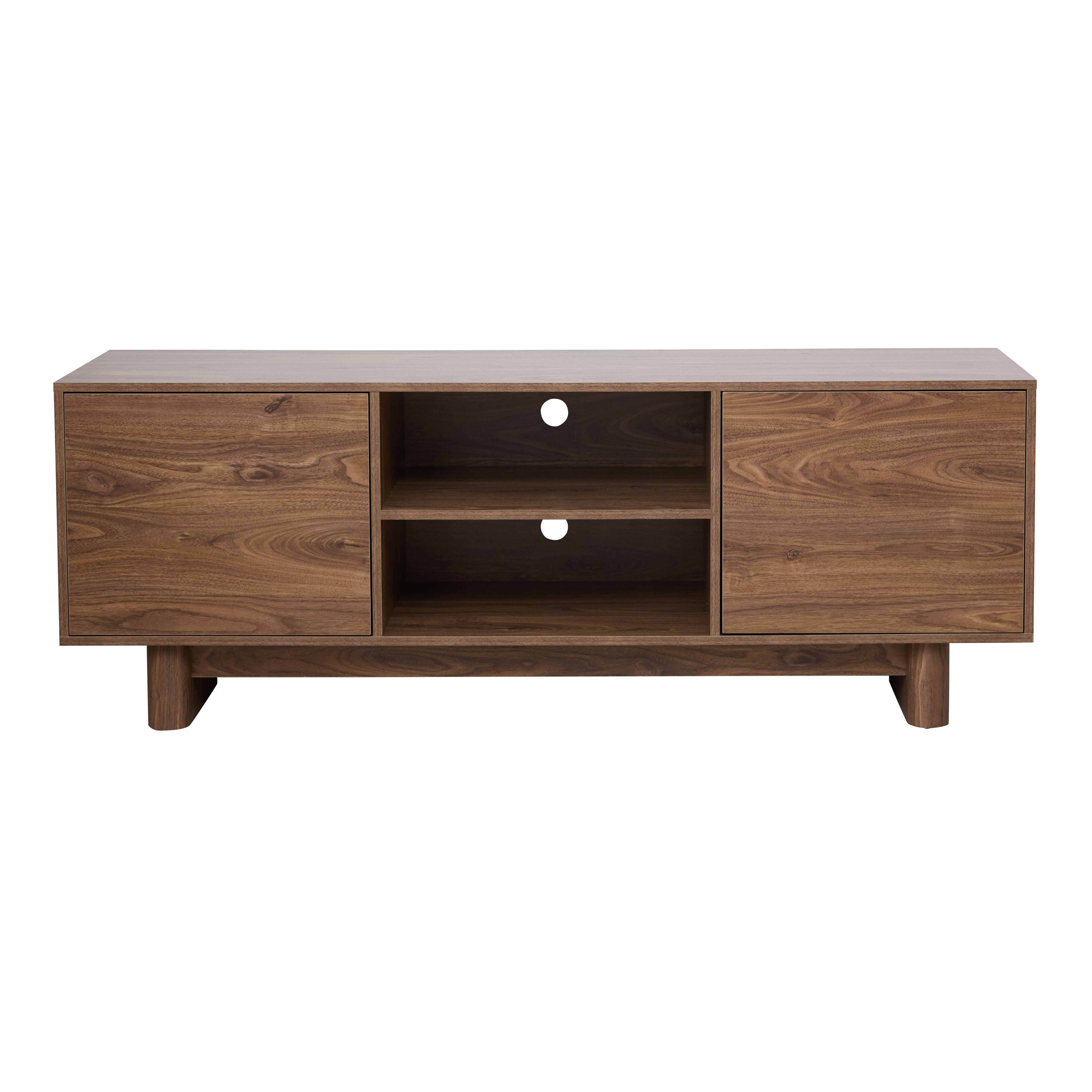 Ein TV-Ständer aus Holz mit zwei Türen, offenen Fächern und einem Regal. Er hat eine dunkelbraune Farbe, Beine und steht auf weißem Hintergrund.