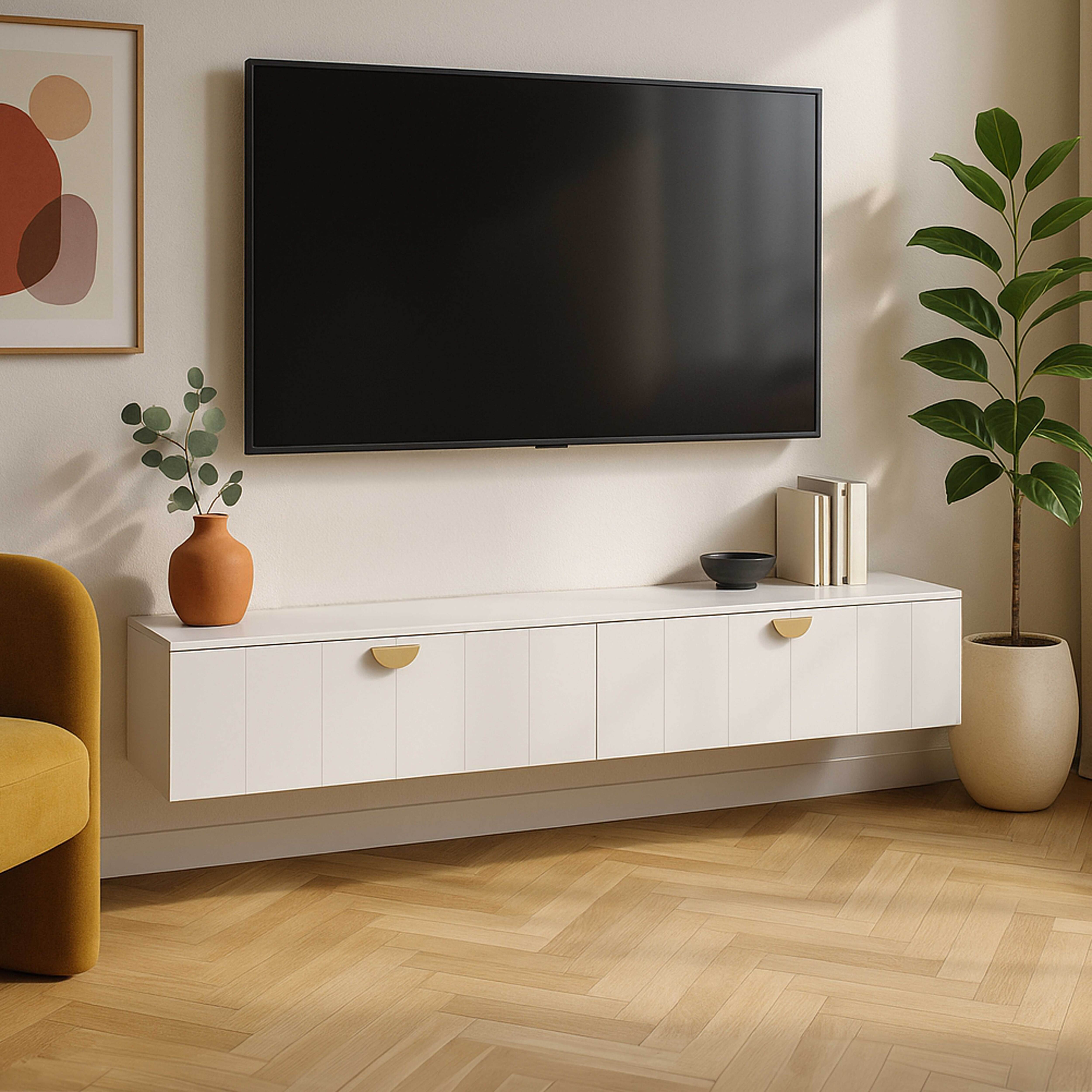 Modernes Wohnzimmer mit Fernseher, weißem Schrank, Pflanze, Kunstwerk und gelbem Sessel auf Holzboden.