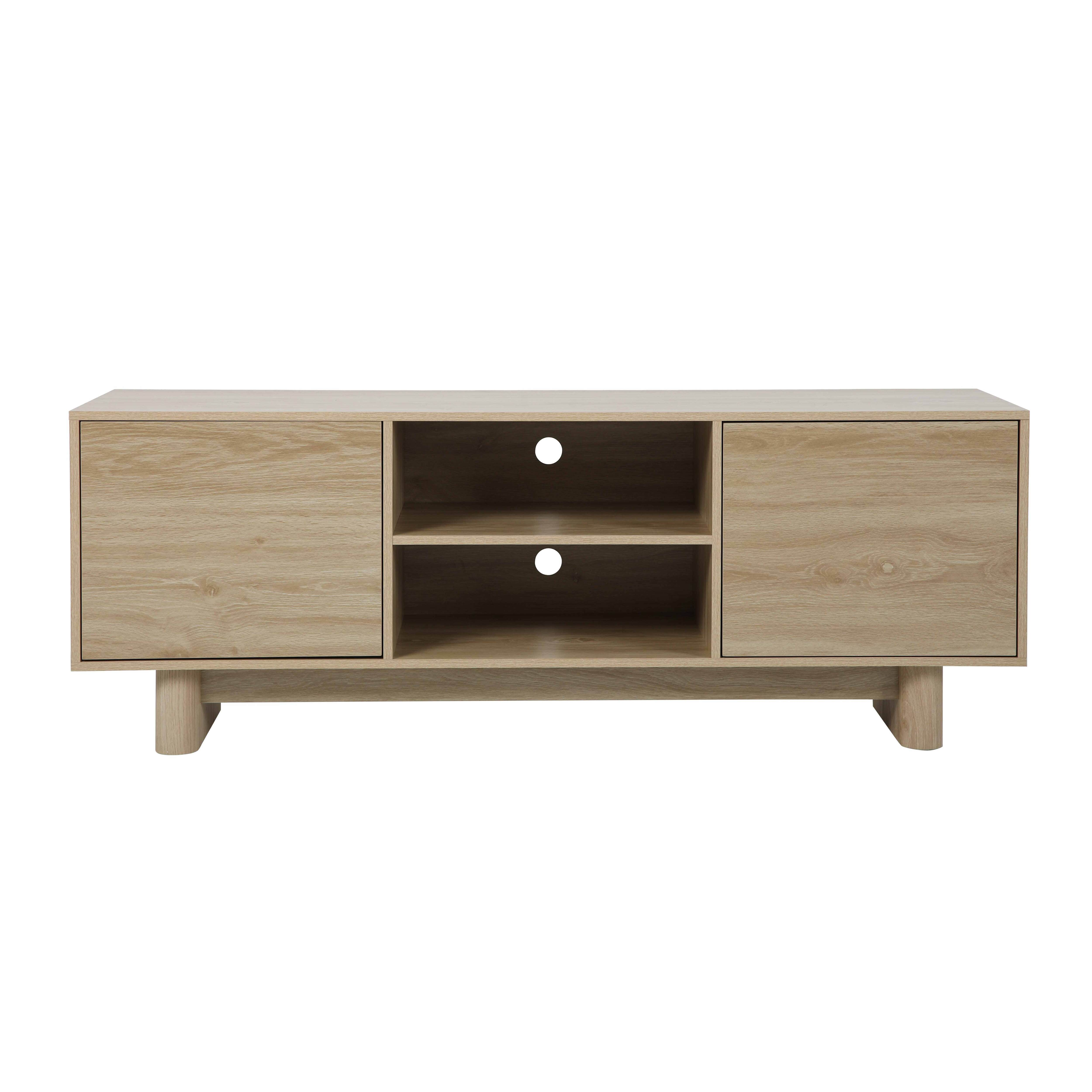 Ein Fernsehschrank aus hellem Holz mit zwei Türen und offenen Regalen. Er hat eine rechteckige Form und steht auf weißem Grund.