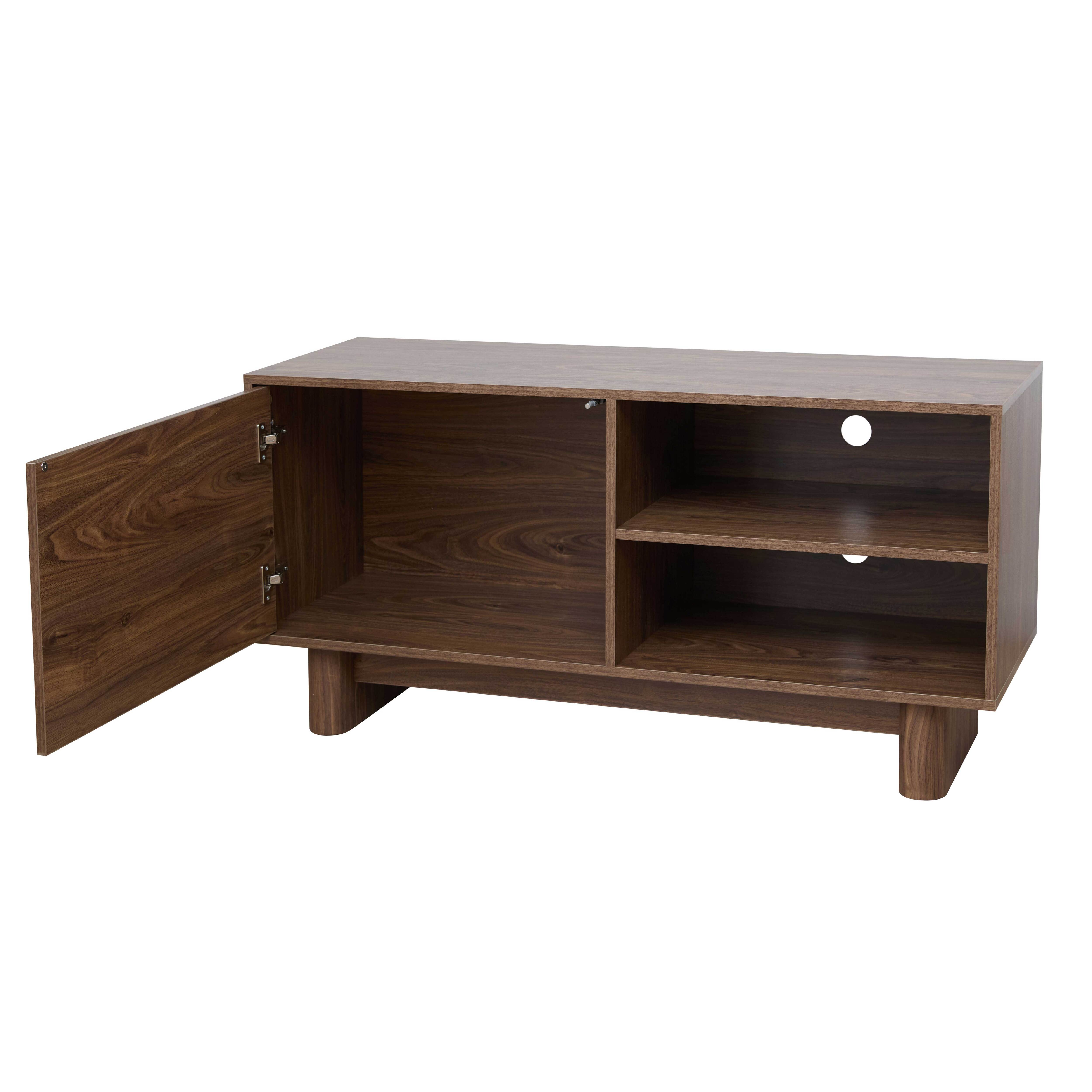 Ein brauner TV-Ständer aus Holz. Eine Tür ist offen. Er hat ein Regal und ein Loch für Kabel. Weißer Hintergrund.