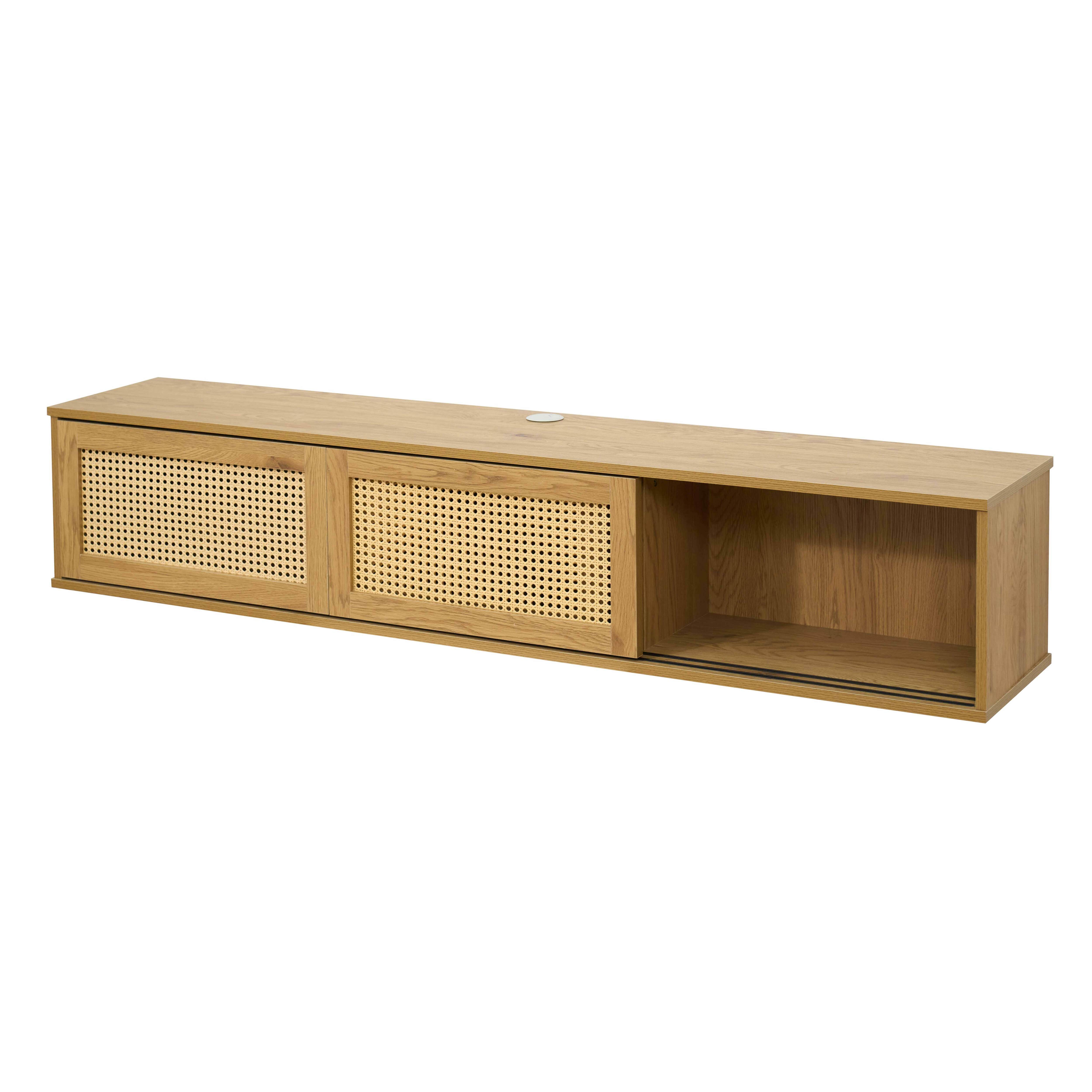 Ein hellbrauner Holzschrank mit gewebten Rattantüren und offenem Fach rechts. Weißer Hintergrund.