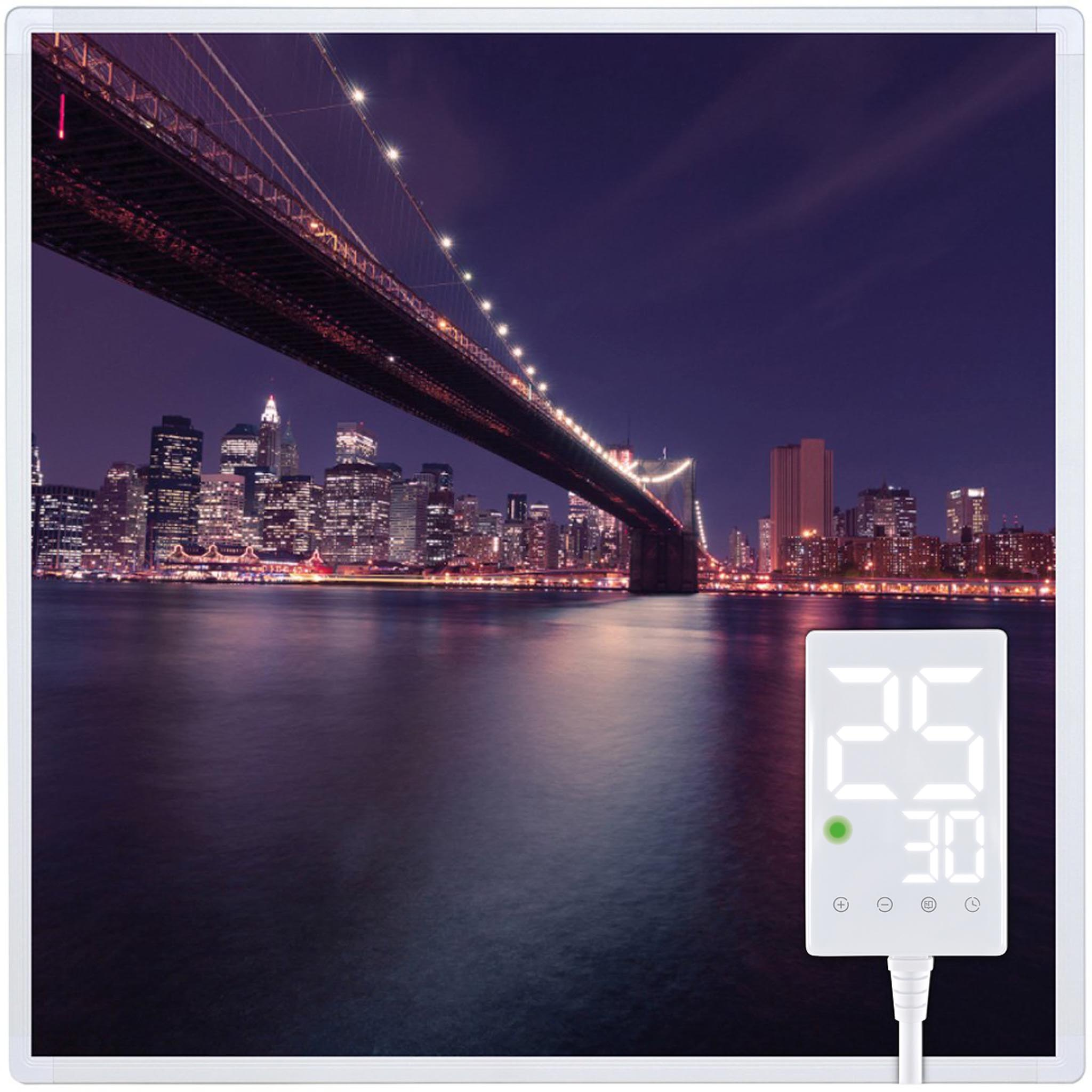 Brooklyn Bridge bei Nacht mit Stadtlichtern. Digitalanzeige zeigt 25 und 30. Wasser im Vordergrund, dunkler Himmel.