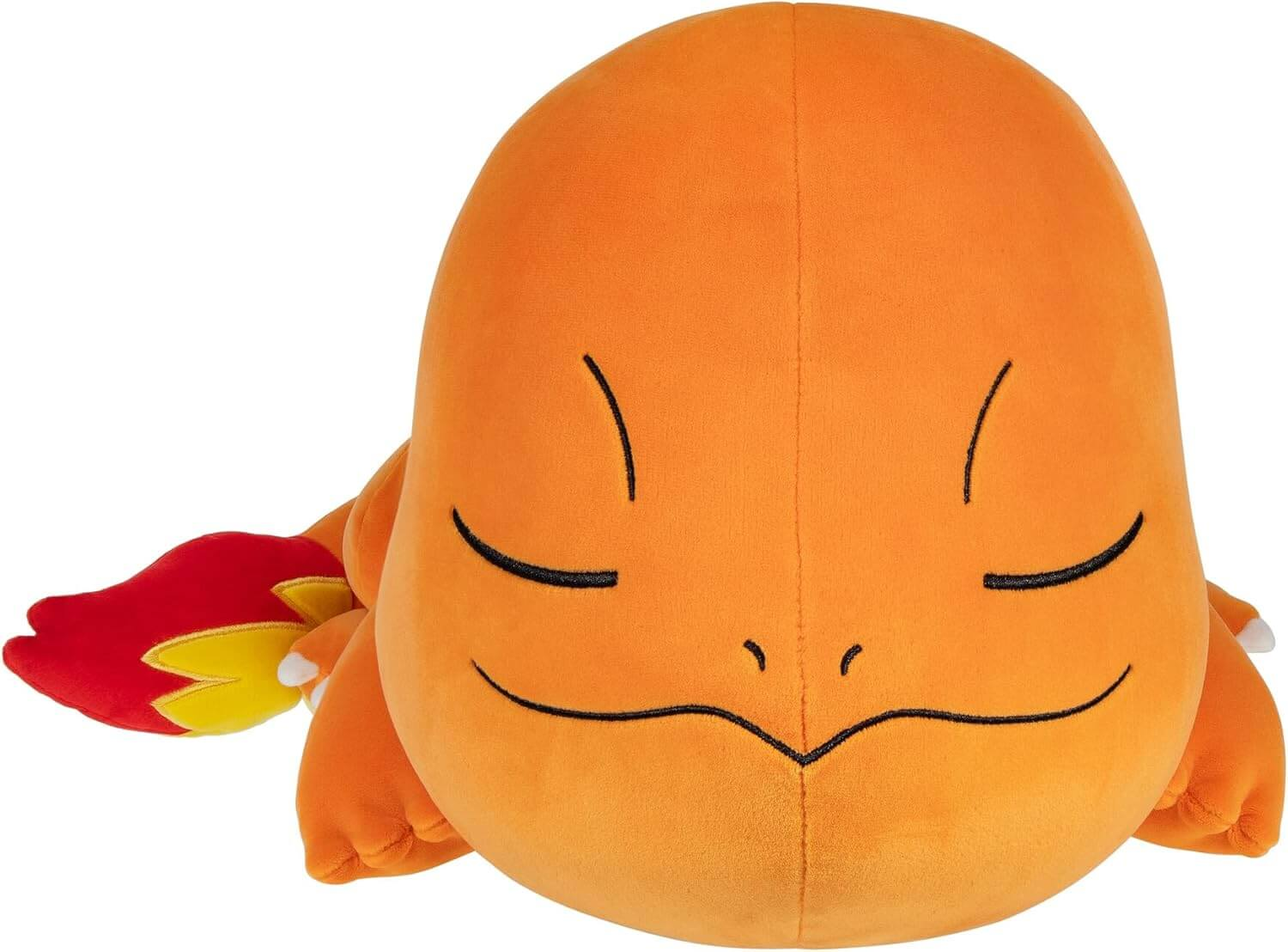 Une peluche Charmander. Il est orange avec un visage heureux et une flamme rouge et jaune sur sa queue.