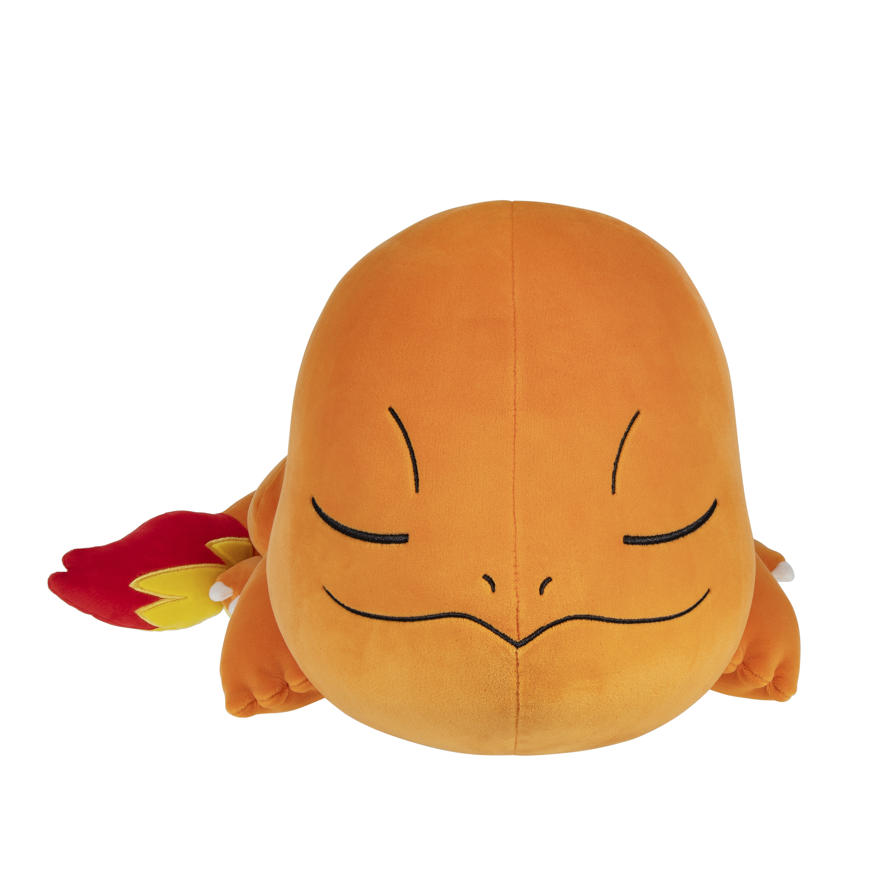 Une peluche Charmander orange. Il a les yeux fermés et une queue de flamme. Le fond est blanc.