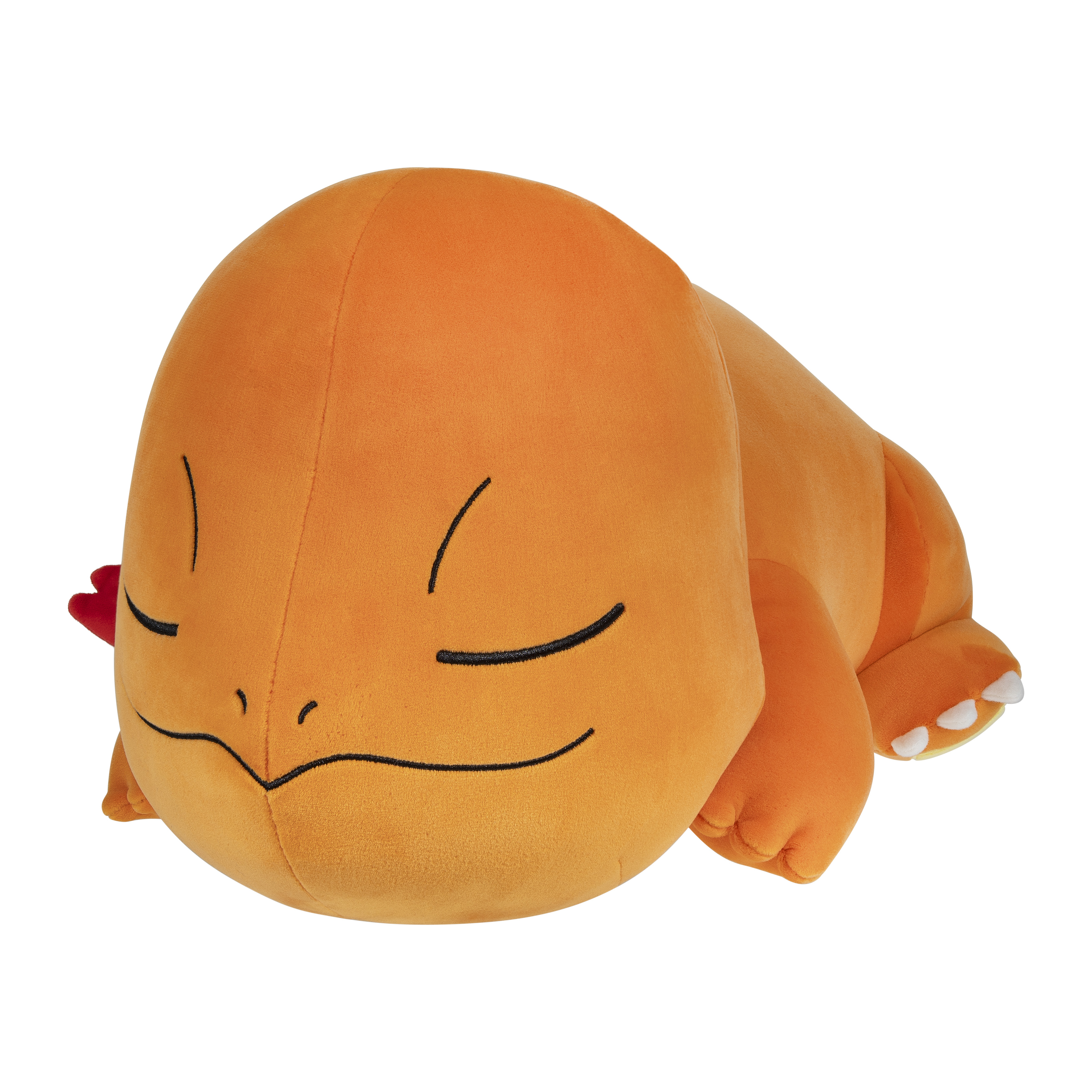Une peluche Charmander orange endormie. Yeux noirs, flamme rouge sur la queue. Sur fond blanc.