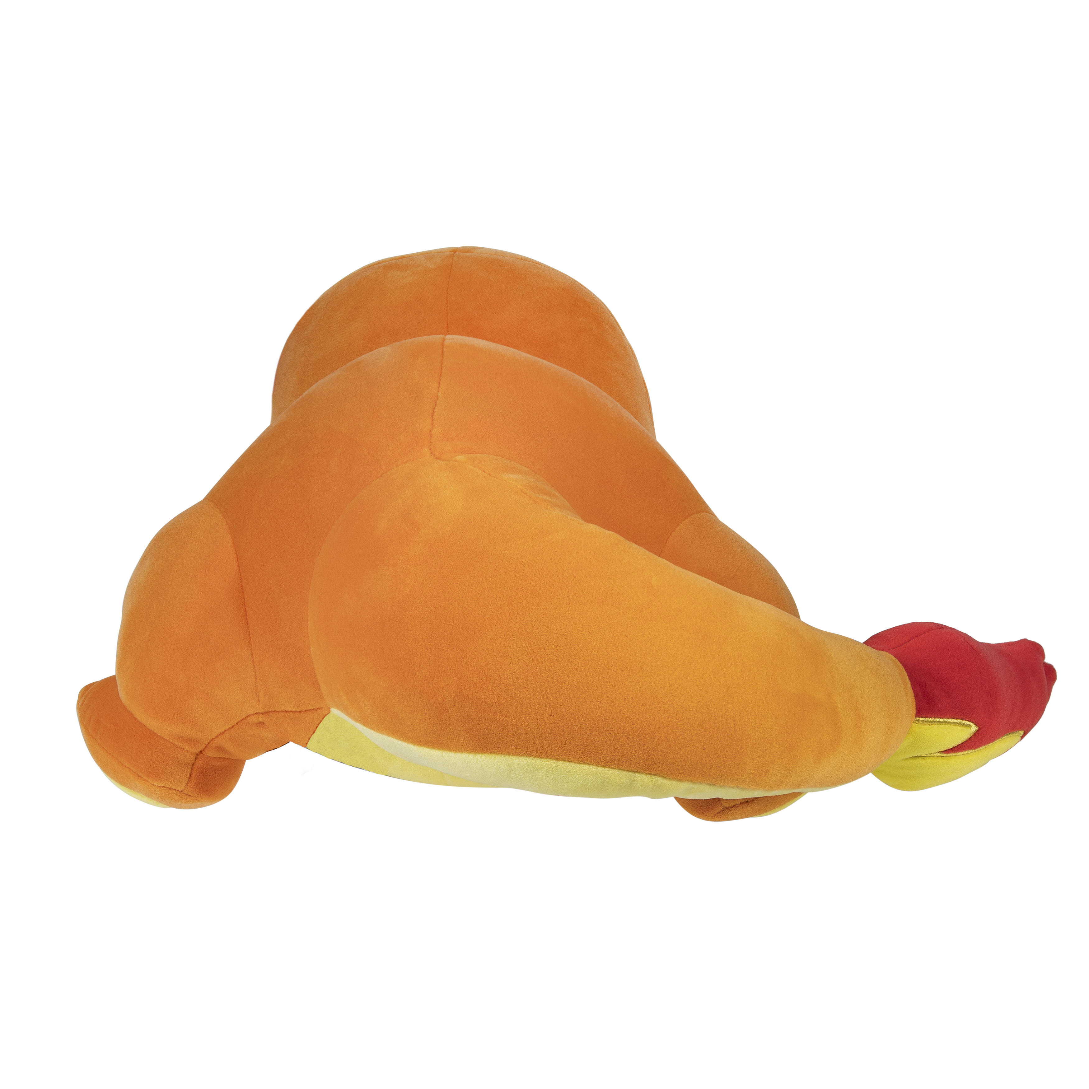 Une peluche Charmander orange, allongée sur le côté. Sa queue est rouge et jaune. Fond blanc.