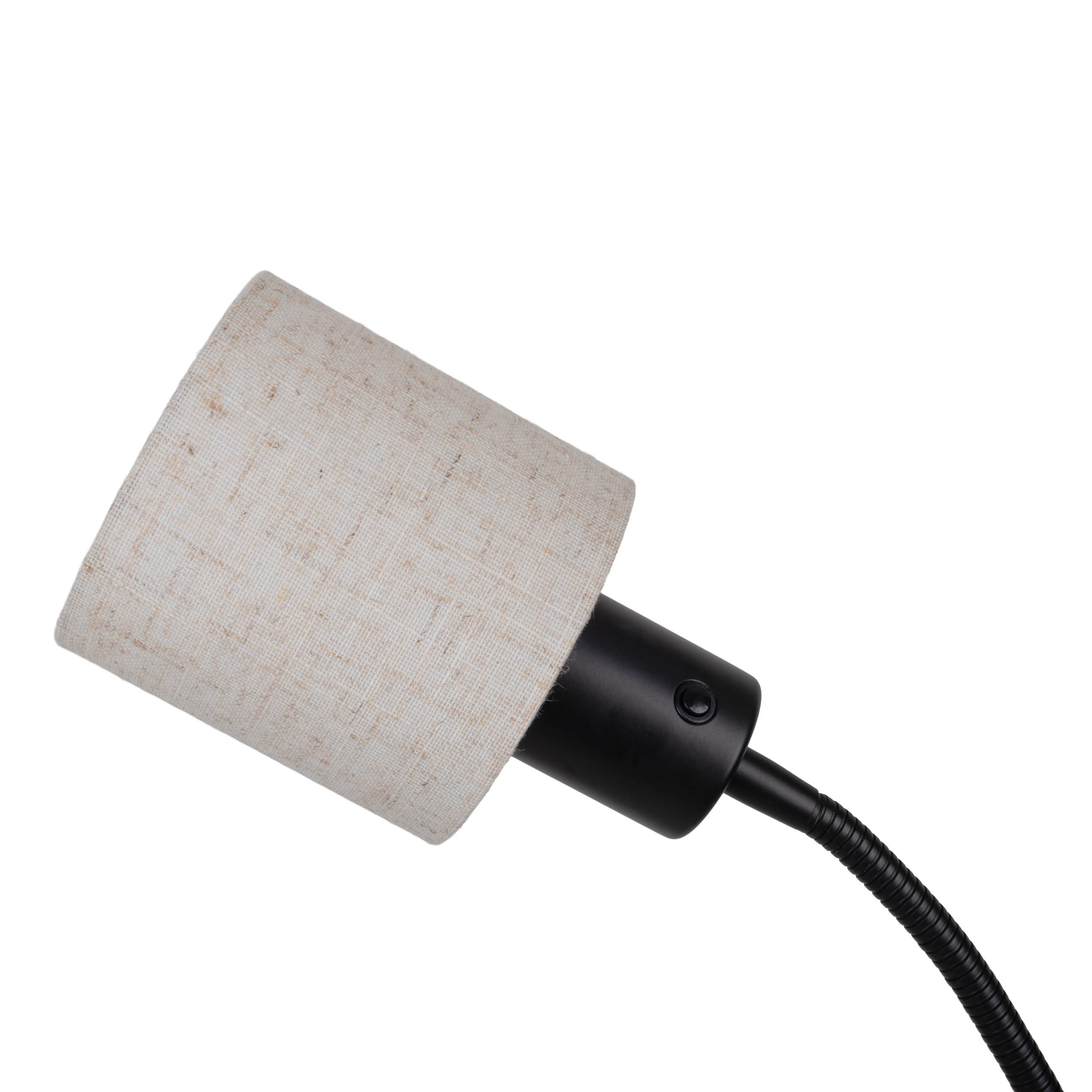 Eine Schreibtischlampe mit beigem Schirm und schwarzem, flexiblem Hals. Der Hintergrund ist weiß.