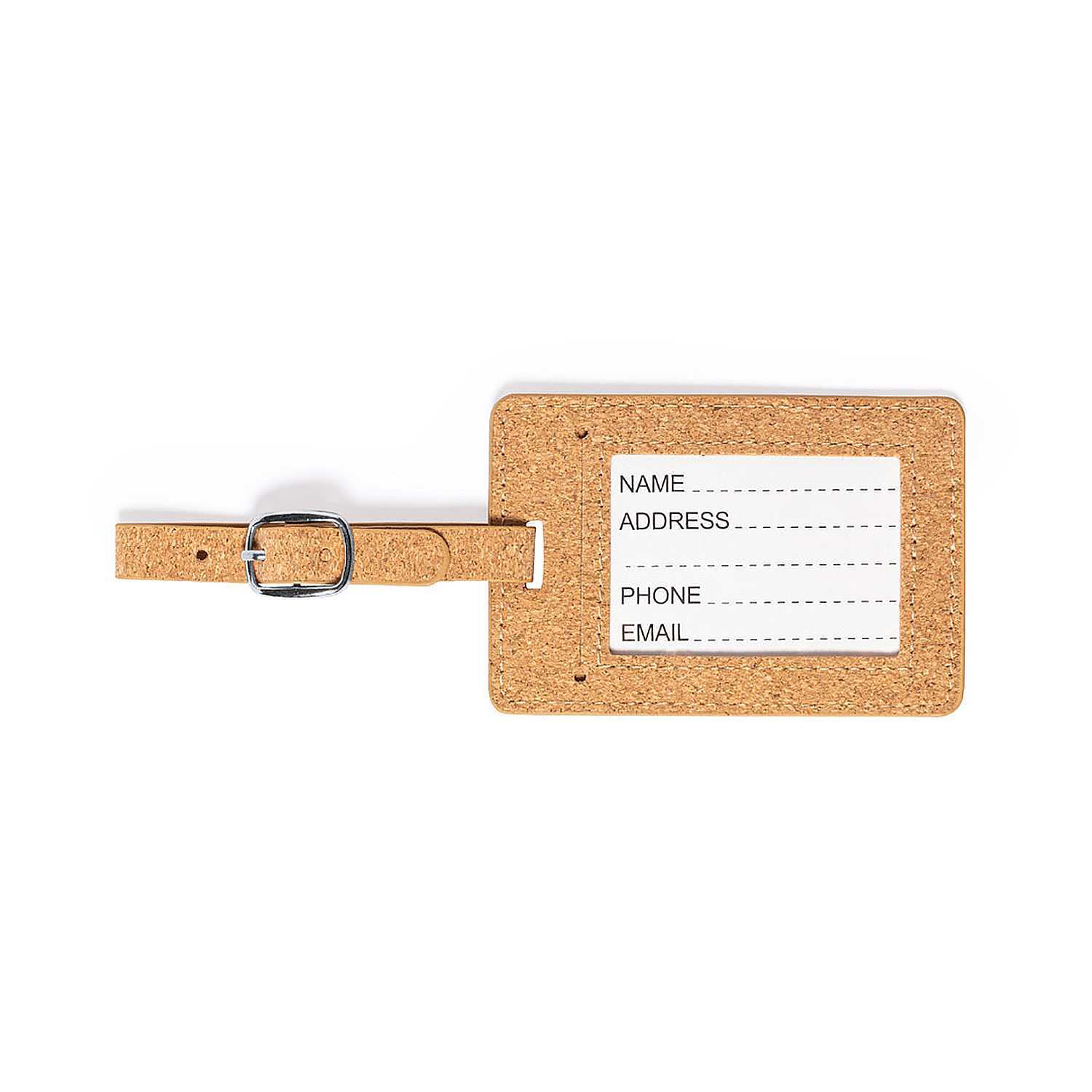 Una etiqueta de equipaje de corcho con una correa con hebilla. La etiqueta tiene espacio para nombre, dirección, teléfono y correo electrónico. El fondo es blanco liso.