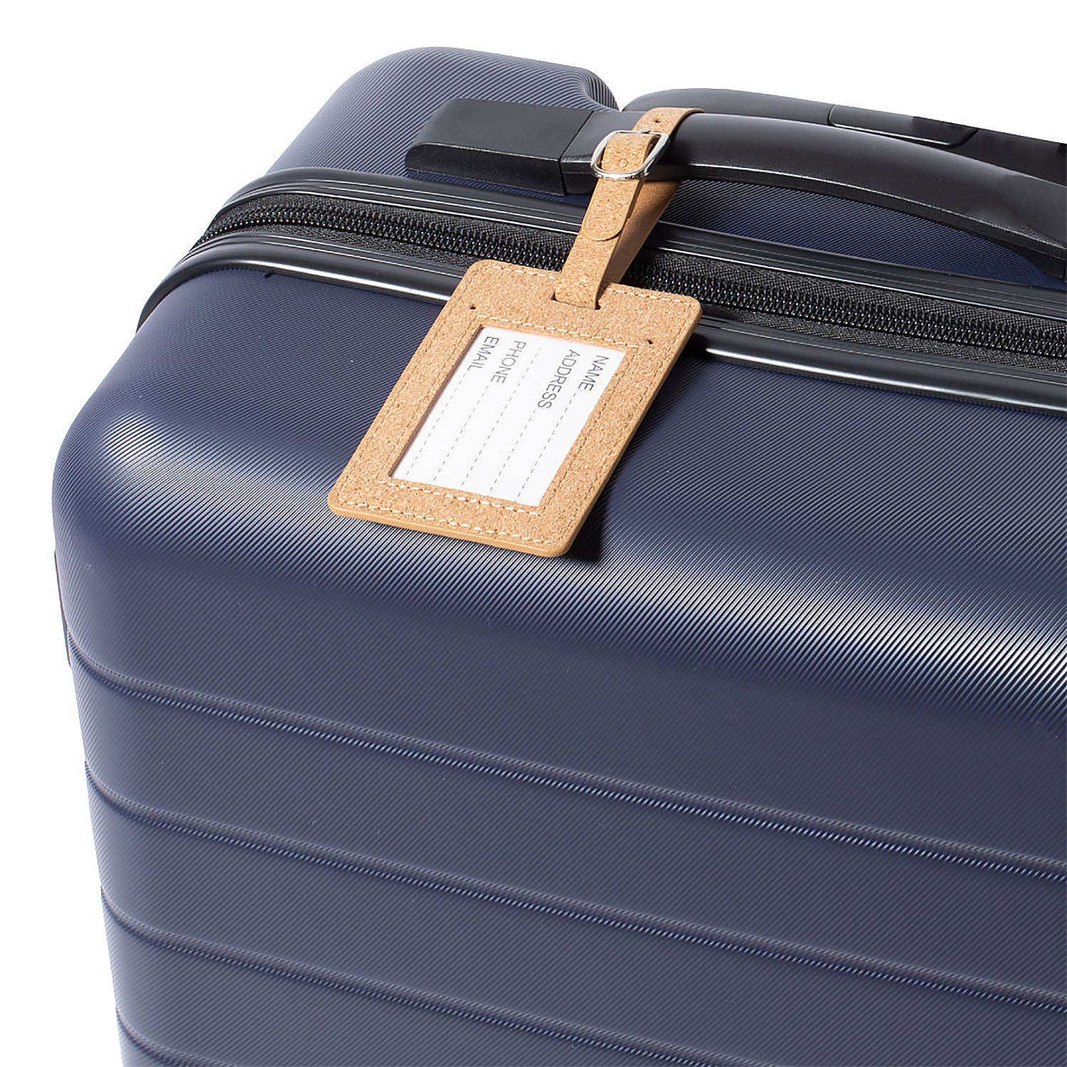 Una maleta azul marino con una etiqueta de equipaje de corcho adjunta. La etiqueta tiene espacios para nombre, dirección, teléfono e información de correo electrónico.