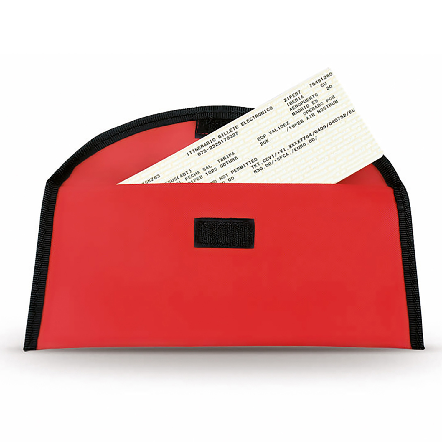 Un portafoglio da viaggio rosso con bordo nero contenente una carta d'imbarco. Il portafoglio ha una chiusura in velcro nera.