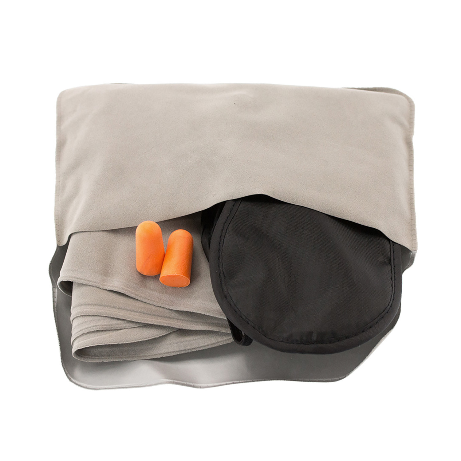 Un kit de viaje beige. Incluye una manta, un antifaz y tapones para los oídos. El antifaz es negro y los tapones, naranjas.