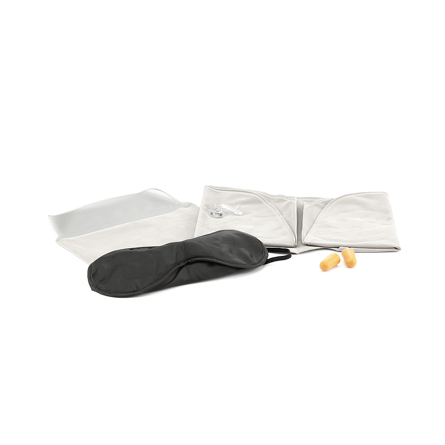 Kit para dormir: antifaz, almohada para el cuello, tapones para los oídos y una bolsa. Los artículos están sobre una superficie blanca.