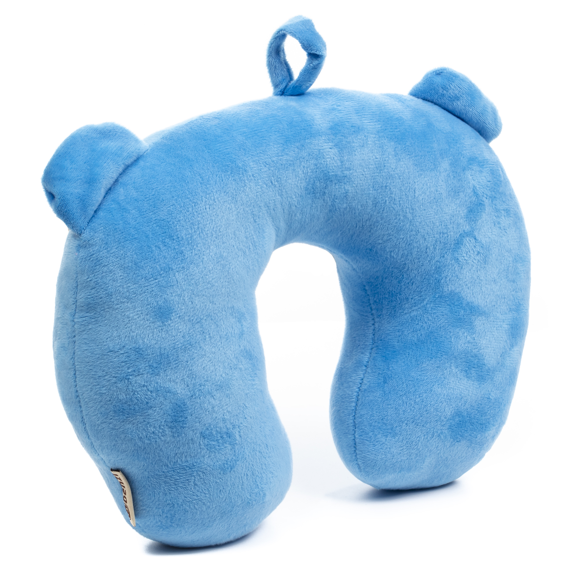 Una almohada de viaje azul en forma de U con protuberancias en forma de oreja y un lazo en la parte superior, sobre un fondo blanco.
