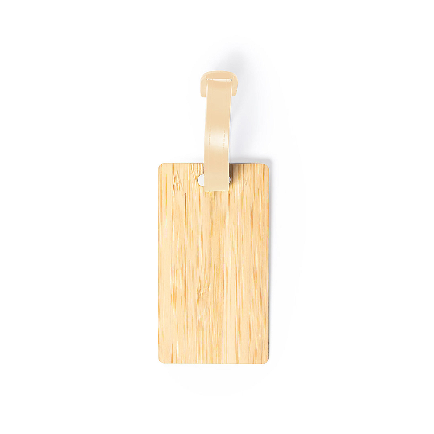 Una etiqueta de equipaje de madera con una correa de cuero beige cuelga sobre un fondo blanco. La etiqueta es rectangular con veta de madera clara.