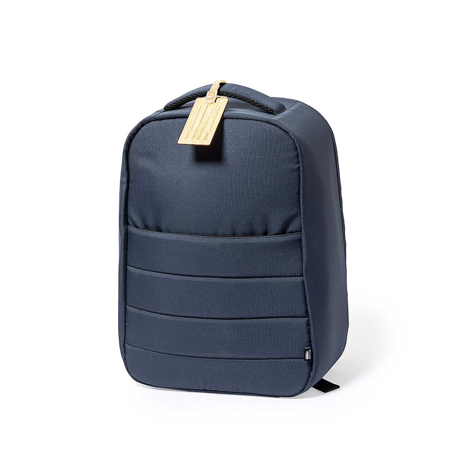 Una mochila azul marino con una etiqueta de equipaje de madera cuelga del asa. La bolsa tiene líneas horizontales y se apoya en un fondo blanco.