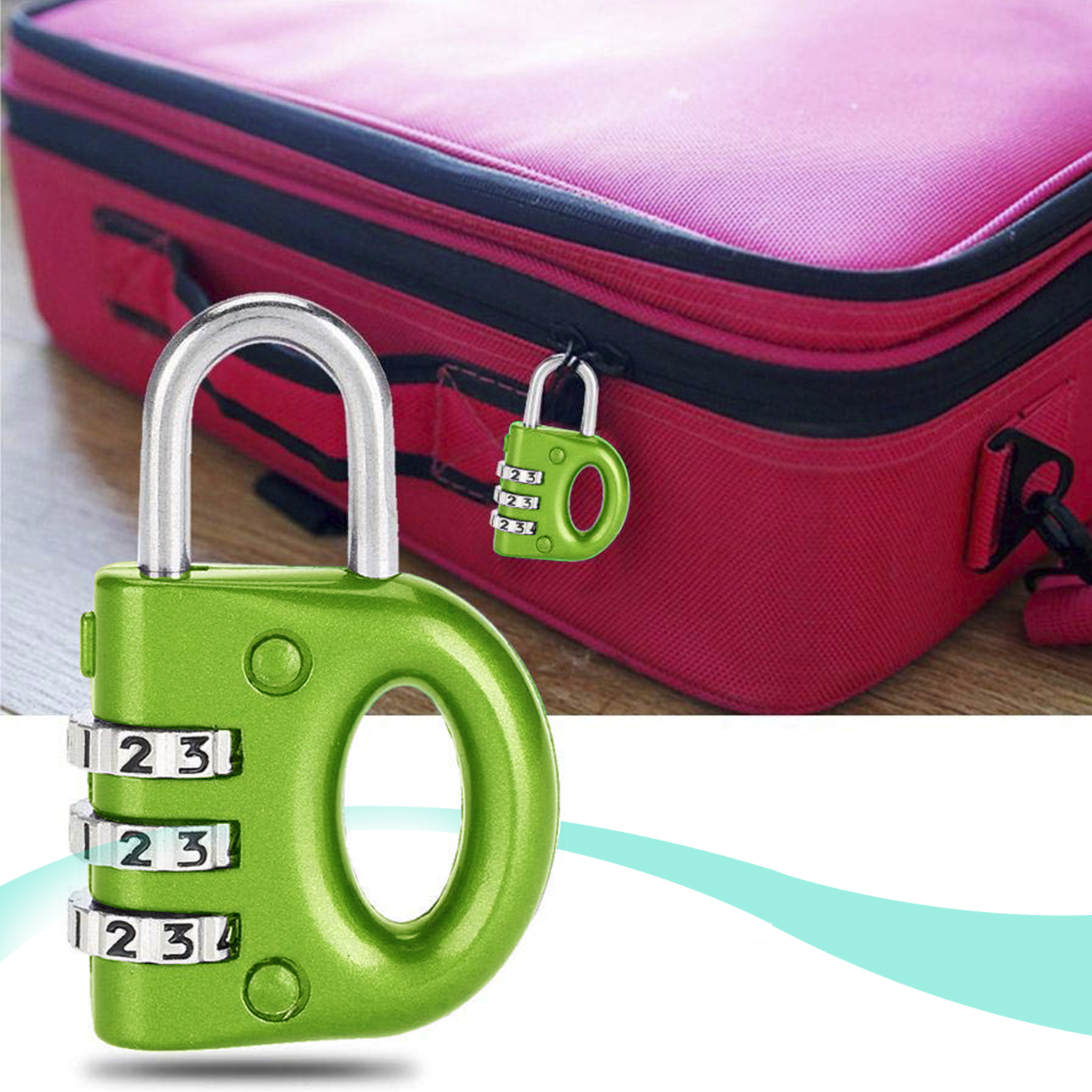 Un candado de combinación verde está enfocado, con un equipaje rosa en el fondo. El candado tiene tres diales numéricos y un asa en forma de U.