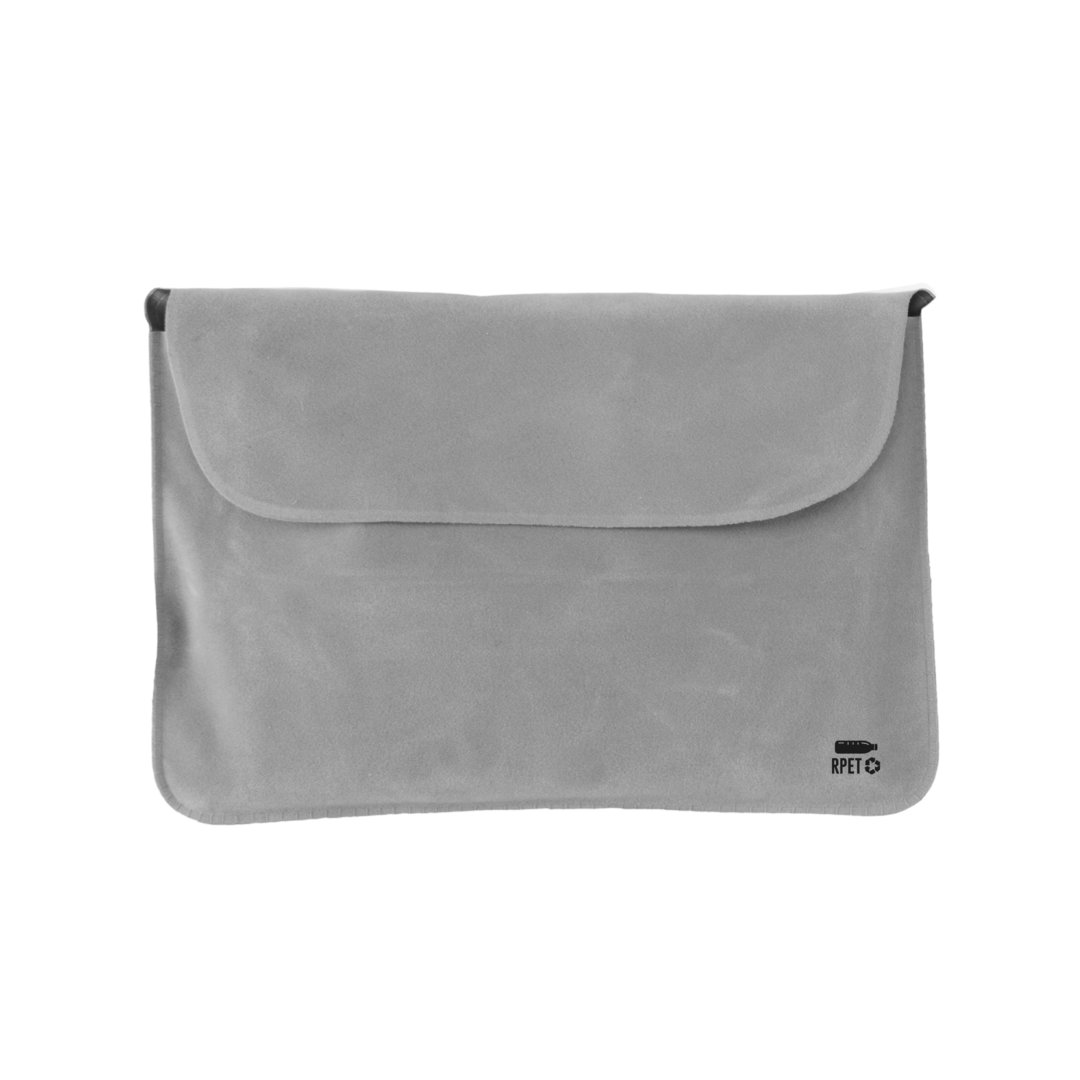 Una funda gris para portátil con cierre de solapa. El logotipo RPET es visible en la esquina inferior derecha. El fondo es blanco.