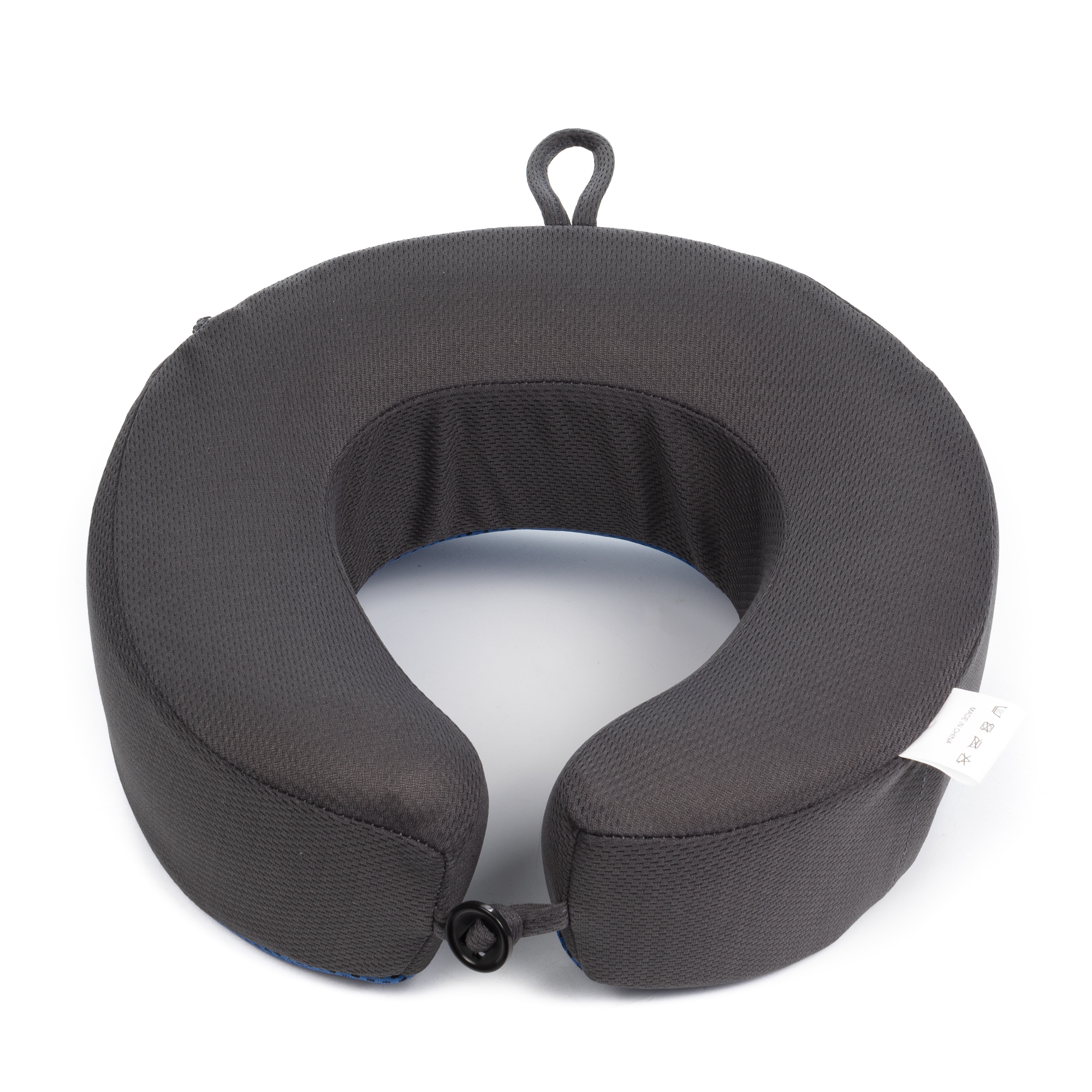 Una almohada para el cuello gris en forma de U con un lazo y una etiqueta sobre fondo blanco.