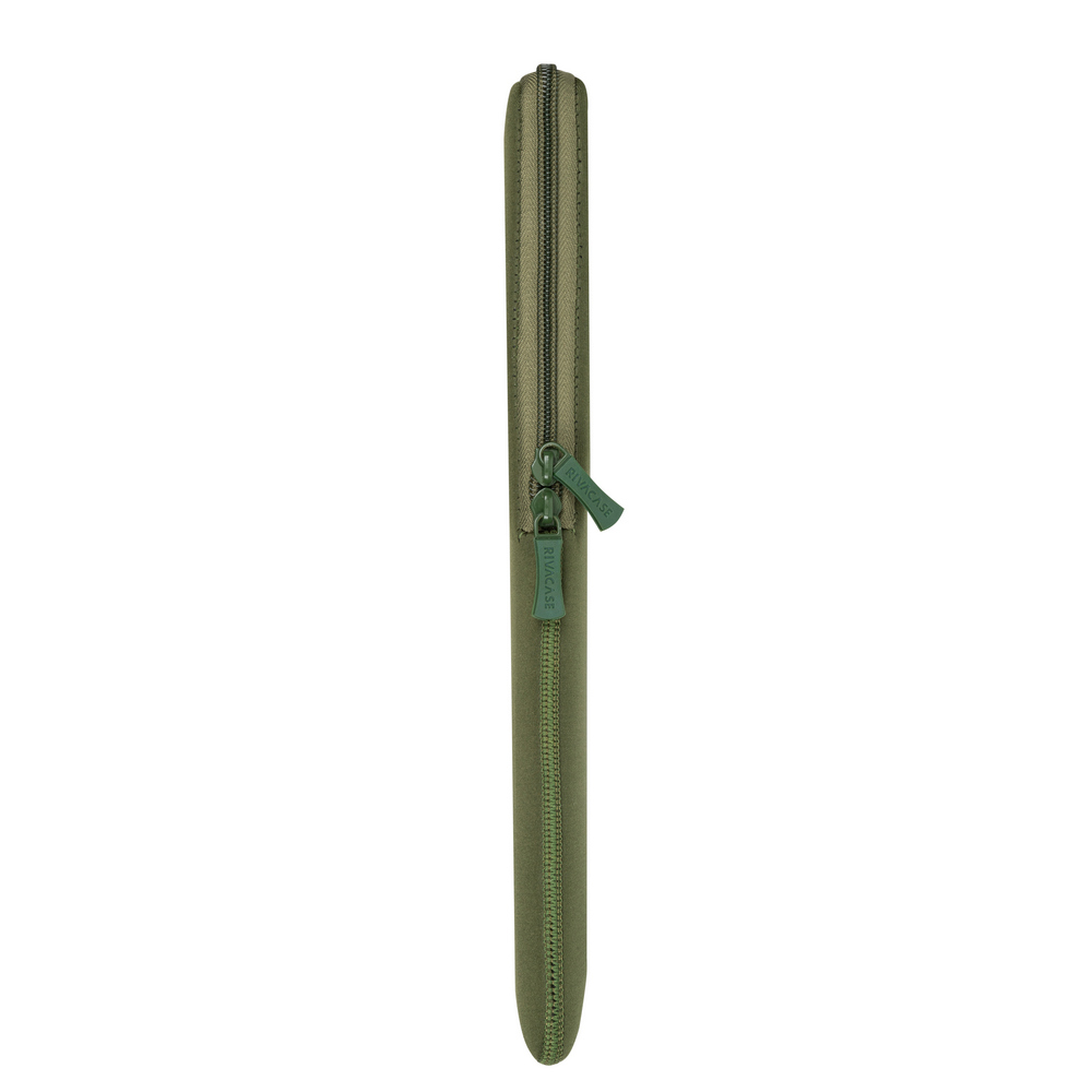 Una custodia per laptop verde oliva. Ha una cerniera lungo il lato e un'etichetta con la scritta 'RIVACASE'.