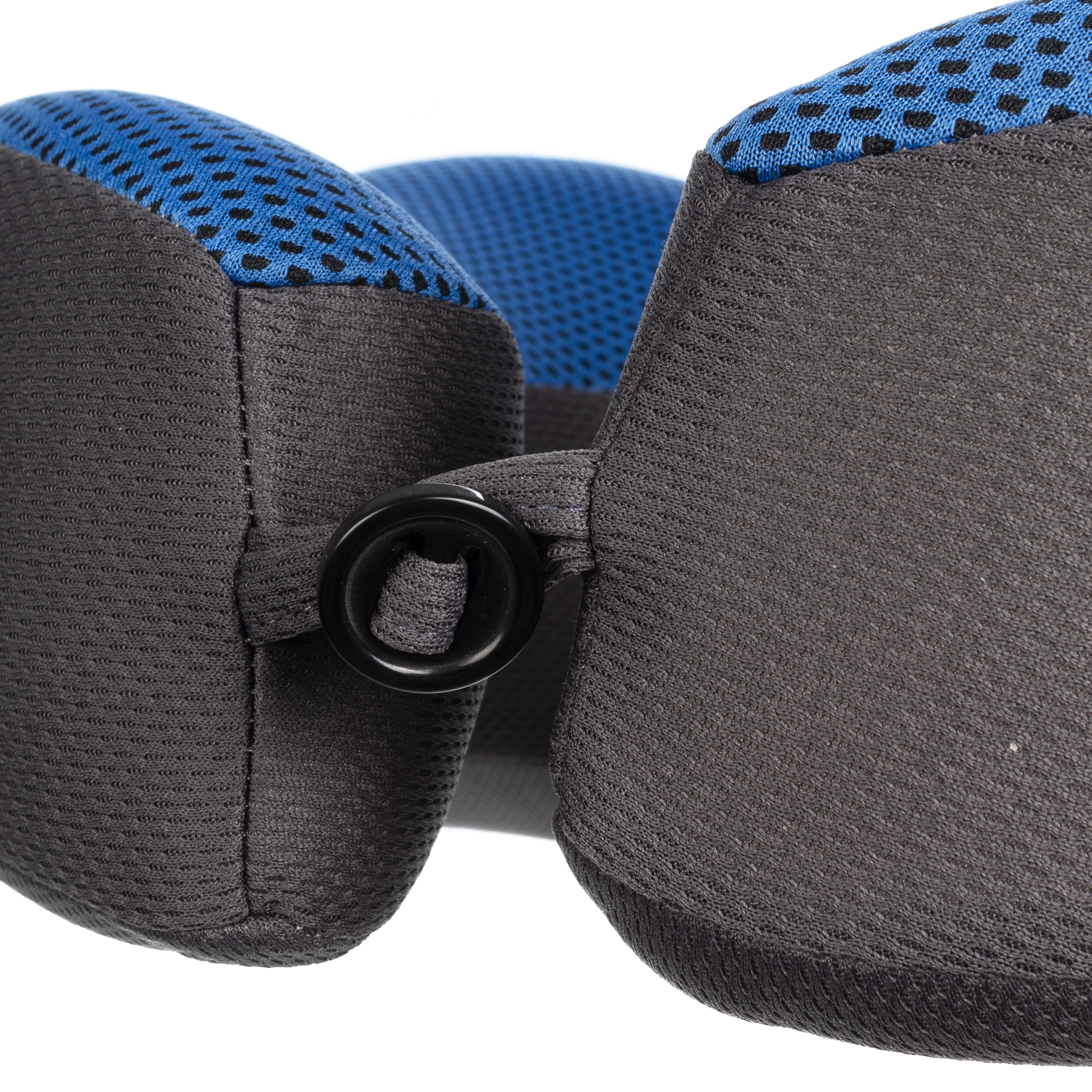 Primer plano de una almohada de viaje. Es gris con malla azul en la parte superior. Un cierre negro conecta los dos lados.