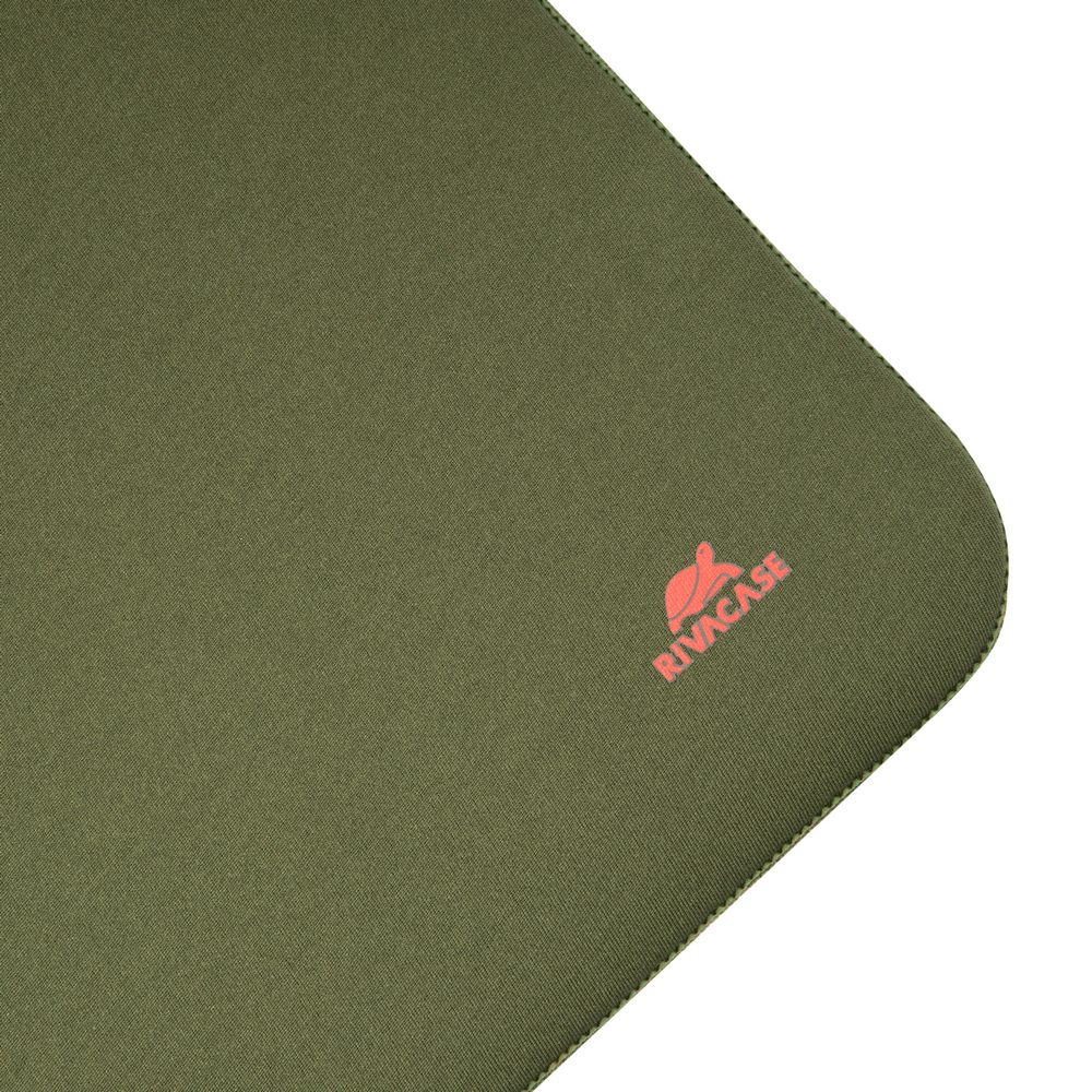 Un tappetino per mouse rettangolare verde oliva con angoli arrotondati. Il logo 'RIVACASE' in rosso è visibile nell'angolo in basso a destra.