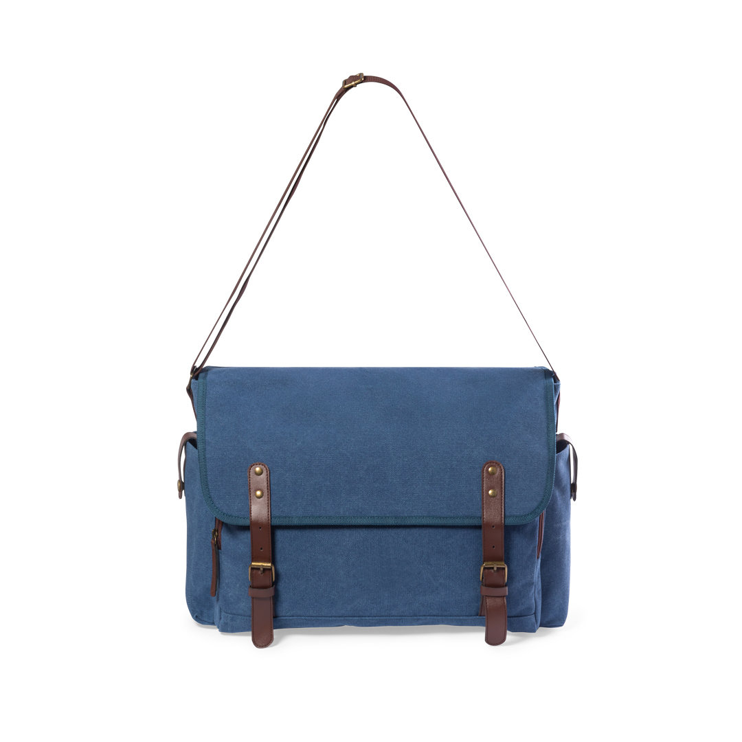 Una borsa a tracolla blu con cinturino e fibbie in pelle marrone. Ha una chiusura con patta e due tasche frontali, isolata su sfondo bianco.