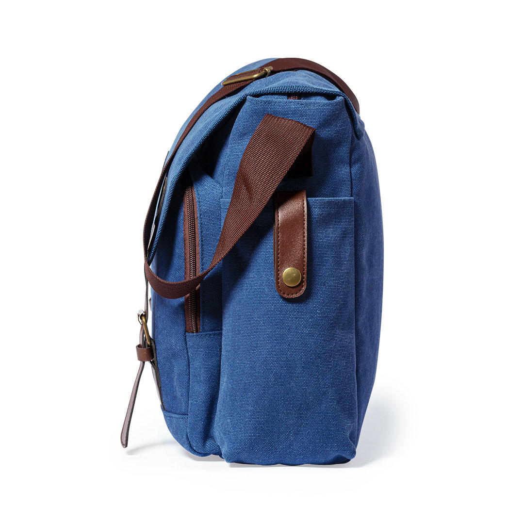 Una borsa in tela blu con tracolla marrone e dettagli in pelle. La borsa è su sfondo bianco, vista lateralmente.