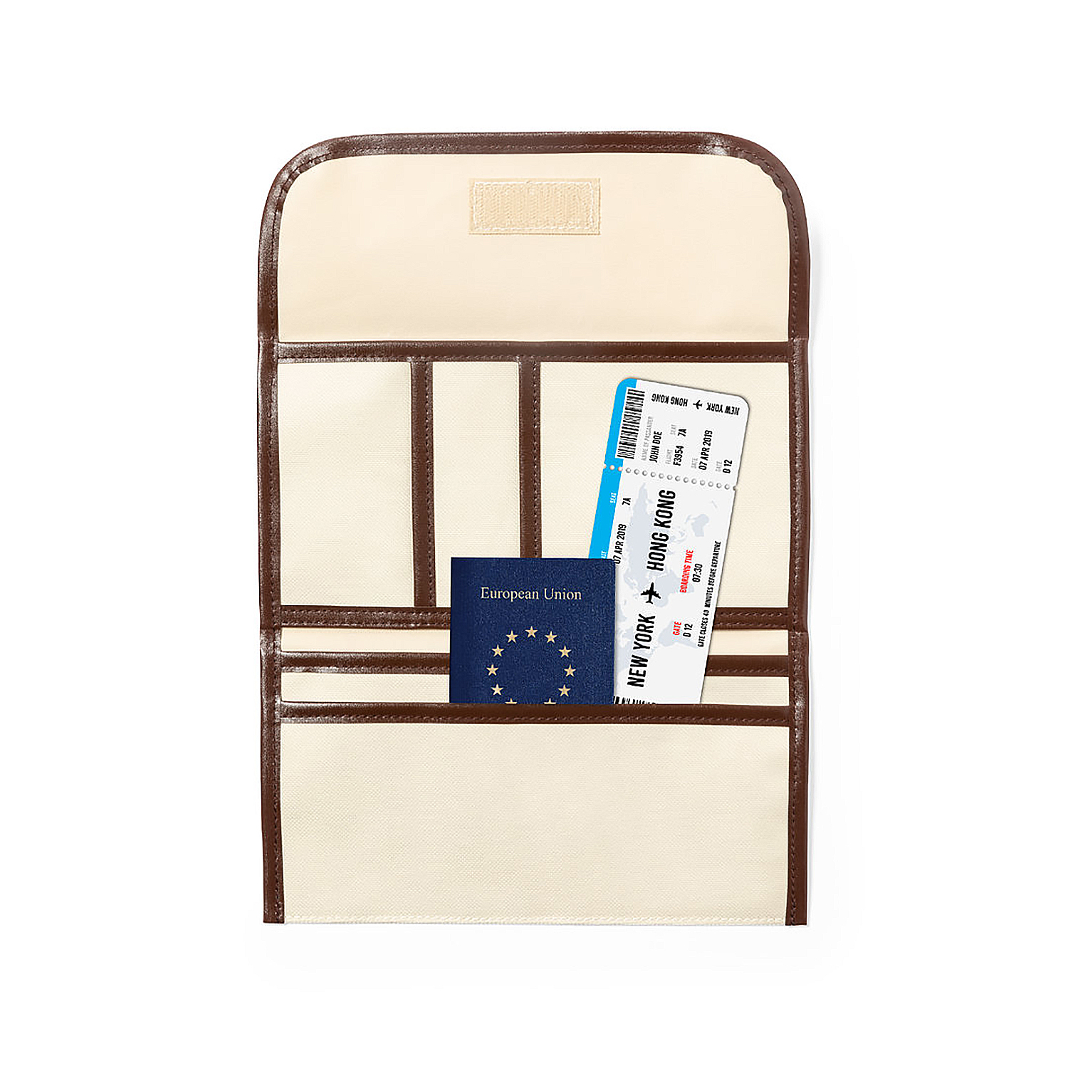 Portadocumentos de viaje abierto con pasaporte y tarjeta de embarque. Tiene un interior beige y ribete marrón. El fondo es blanco.