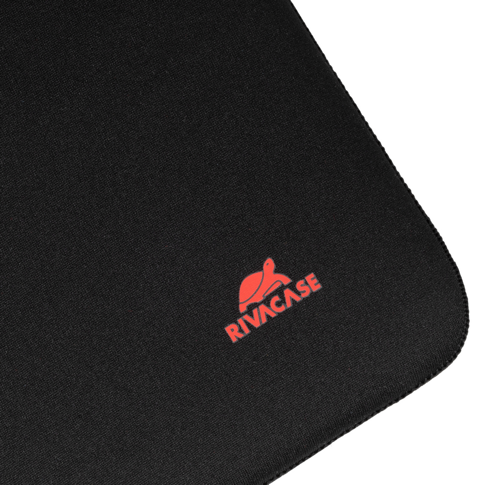 Tappetino per mouse nero con logo Rivacase rosso a forma di tartaruga. I bordi sono arrotondati e lo sfondo è bianco.