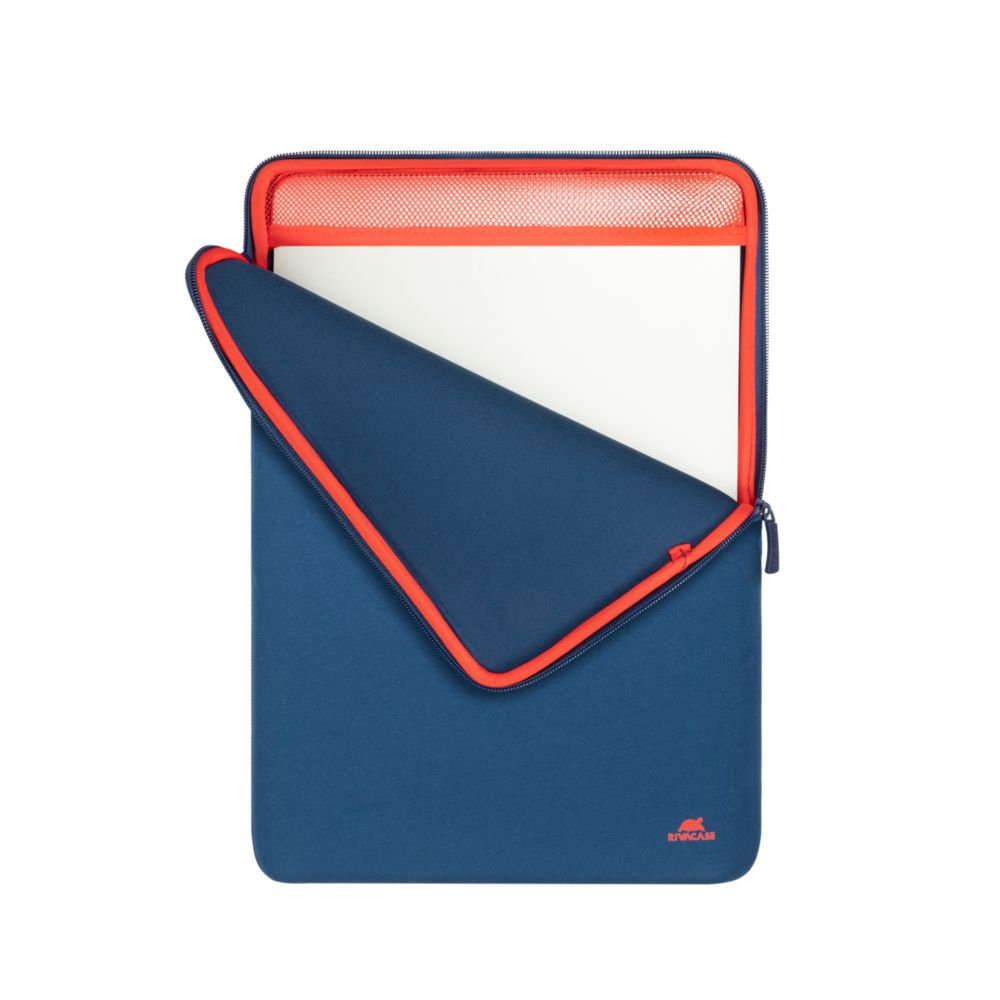 Eine blaue Laptoptasche ist teilweise geöffnet und gibt einen weißen Laptop frei. Sie hat einen roten Reißverschluss und Besatz sowie eine rote Netztasche.