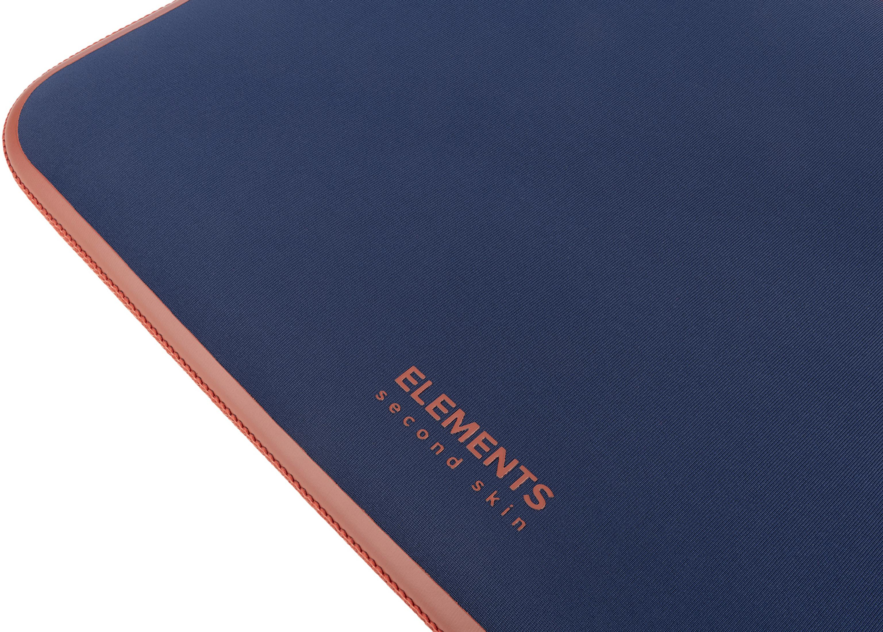 Una superficie blu navy con bordo color salmone. Il testo 'ELEMENTS second skin' è visibile nell'angolo.