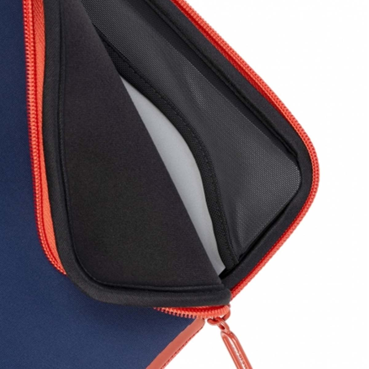 Primo piano di una custodia per laptop blu navy con una tasca aperta. Ha una cerniera rossa e una fodera interna nera. Lo sfondo è bianco.