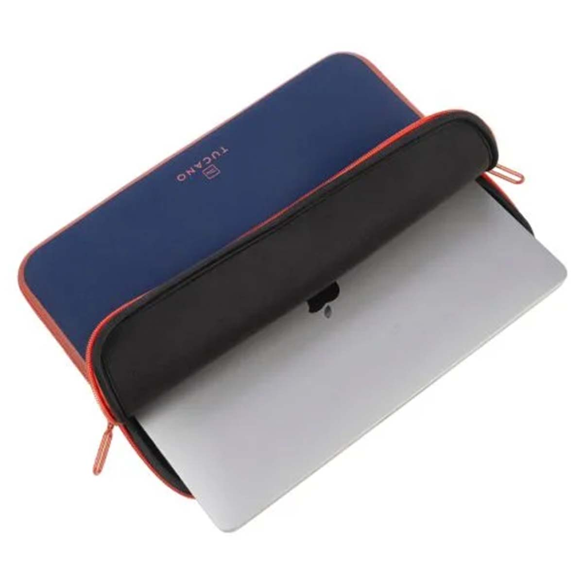Un laptop in una custodia Tucano blu e nera. La custodia ha un bordo rosso e una cerniera. Il logo Apple è visibile.