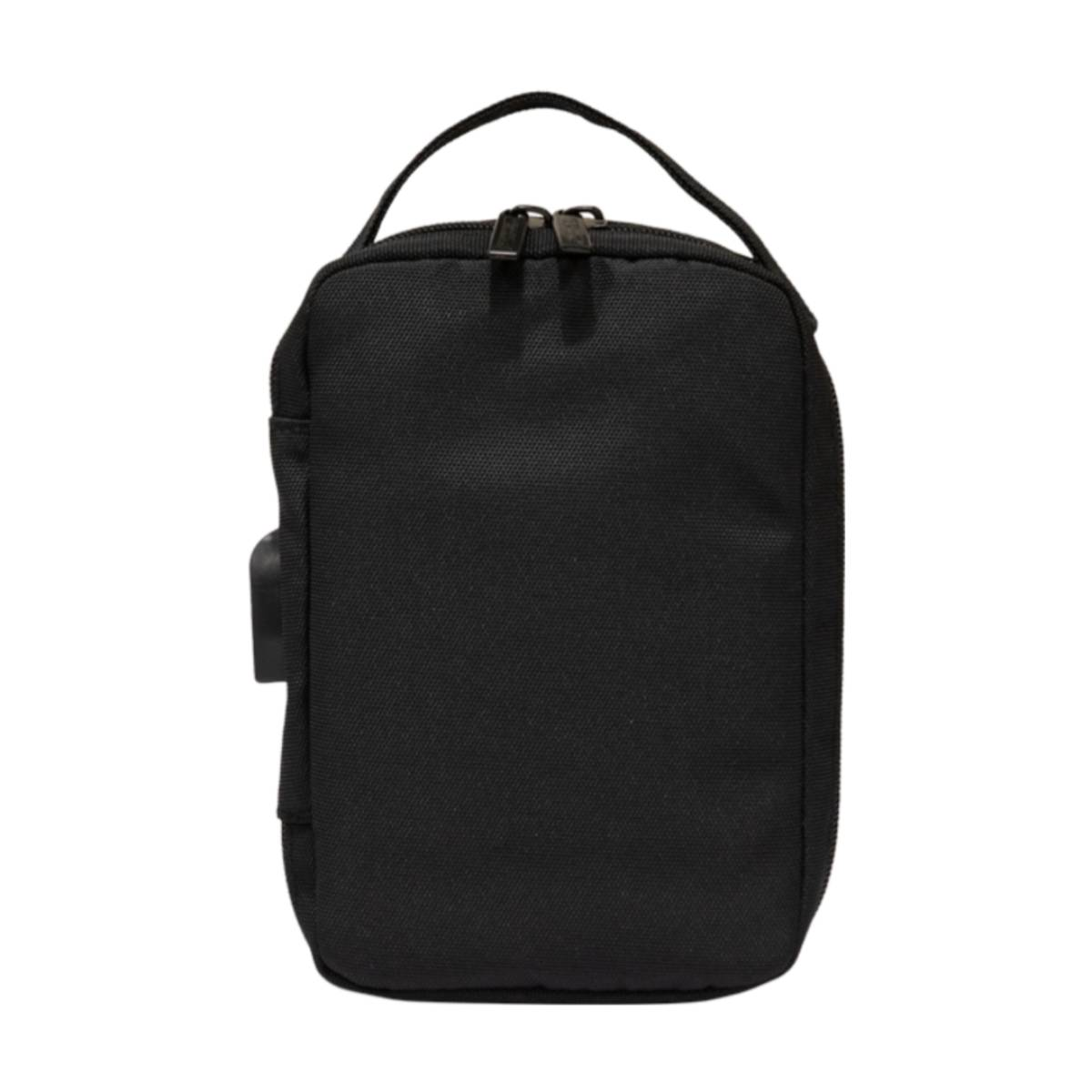Eine kleine, schwarze rechteckige Tasche mit Griff. Sie hat einen Reißverschluss und eine kleine Seitentasche. Der Hintergrund ist weiß.
