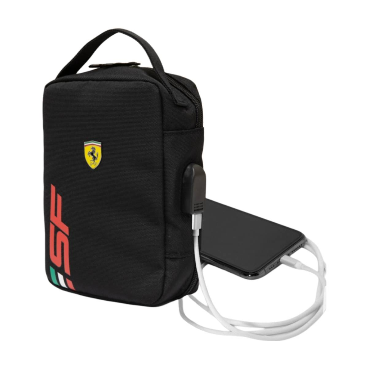 Schwarze Ferrari-Tasche, die ein Telefon auflädt. Die Tasche hat das Ferrari-Logo und SF-Logo. Weißes Ladekabel ist sichtbar.