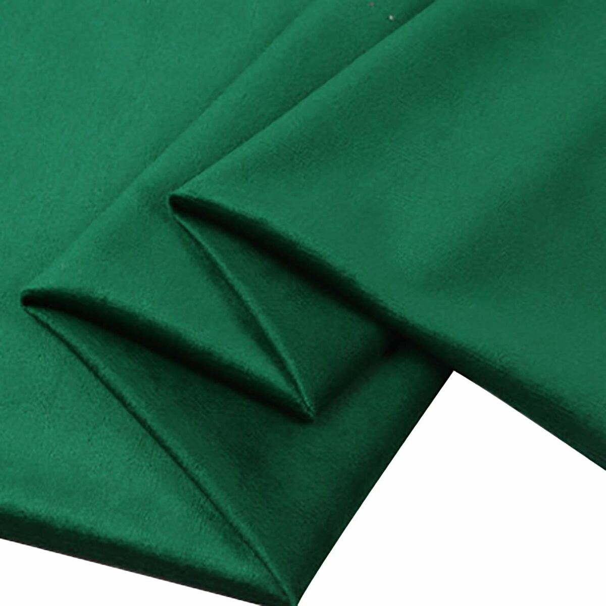 Primo piano di tessuto verde smeraldo piegato con trama morbida. Il tessuto ha pieghe nette e sfondo bianco.