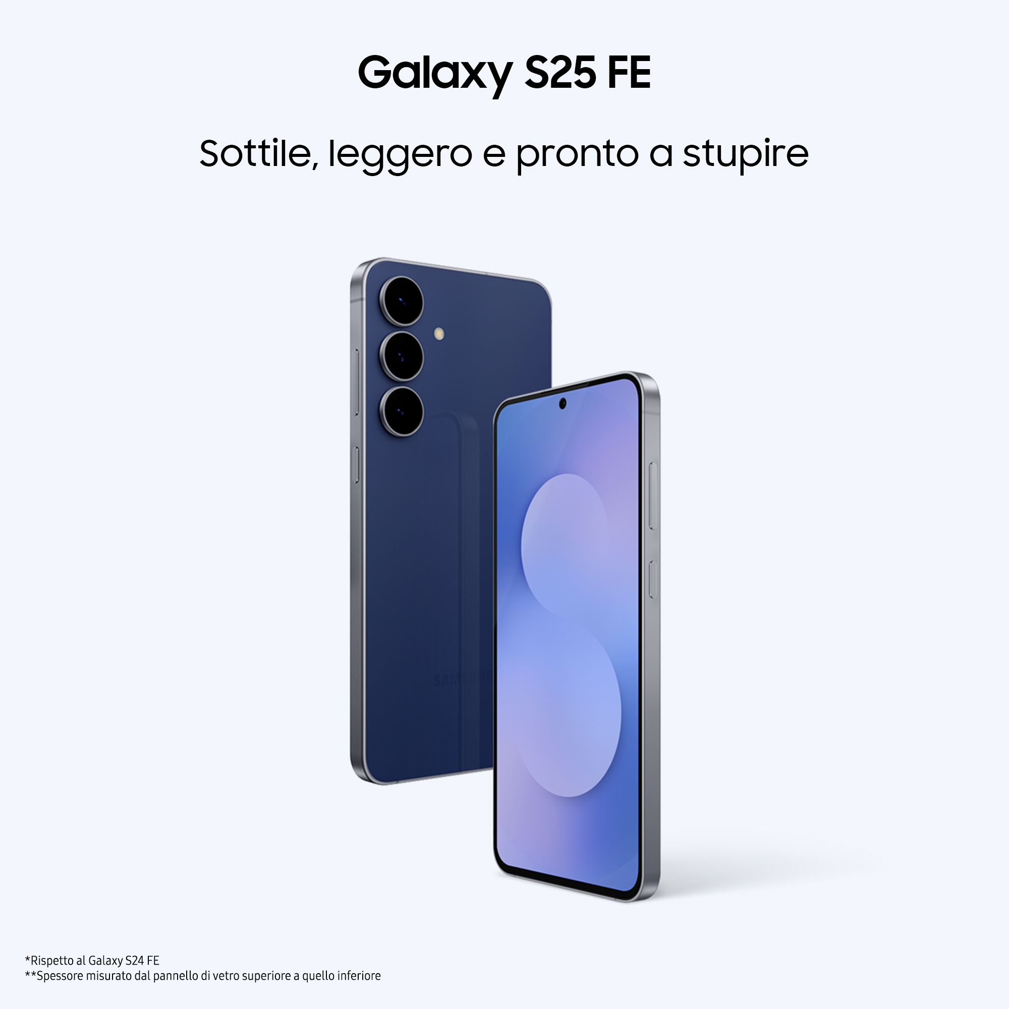Due smartphone blu, Galaxy S25 FE, sono esposti. Uno è in posizione verticale, l'altro leggermente dietro. Testo: Sottile, leggero e pronto a stupire.