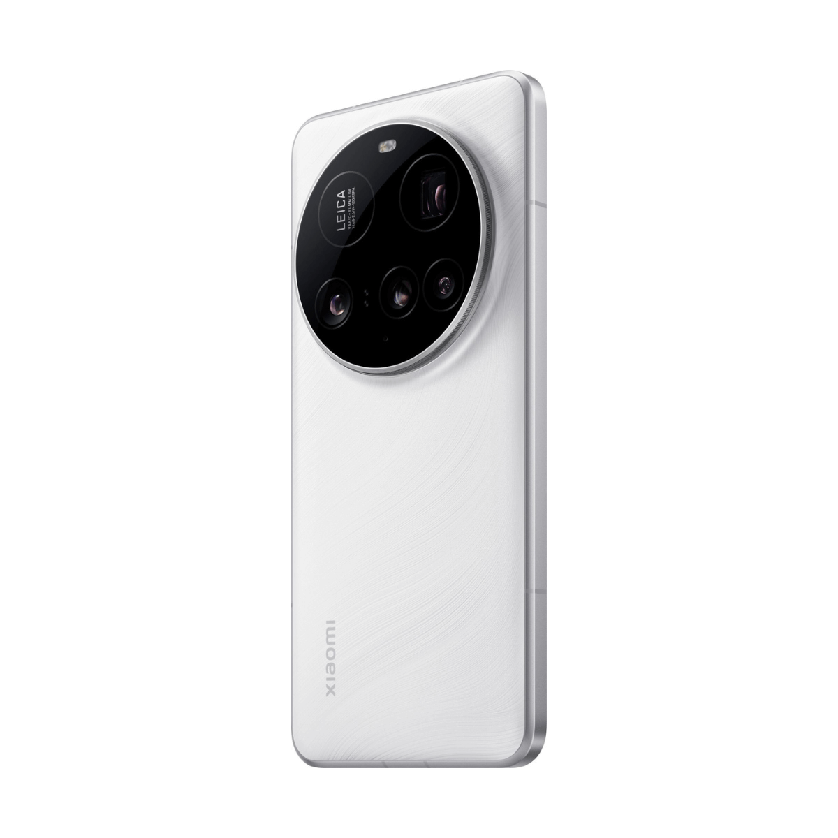Un telefono Xiaomi bianco, angolato, mostra un modulo fotocamera Leica. Il retro ha una finitura strutturata. Logo Xiaomi visibile. Lo sfondo è bianco.
