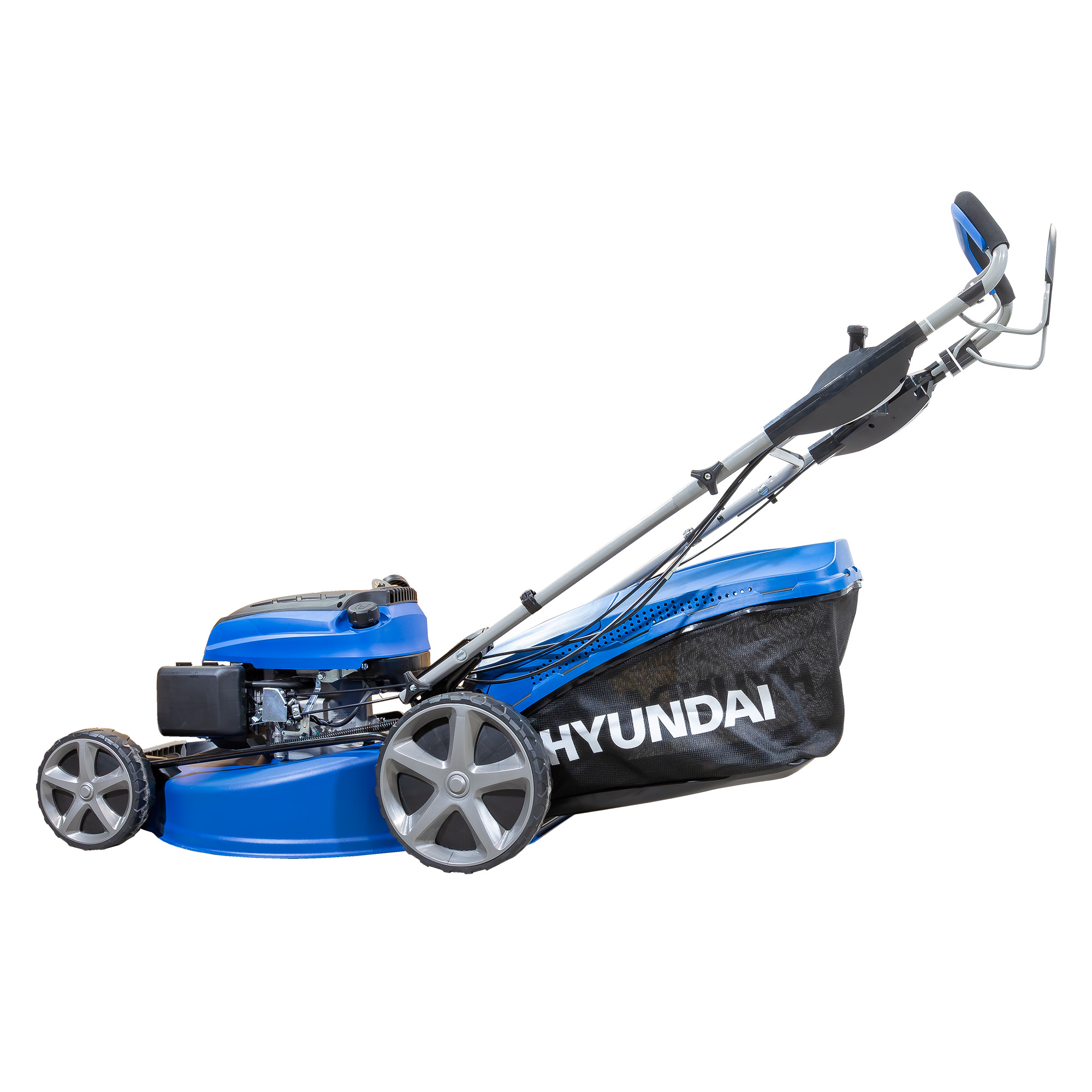Un cortacésped Hyundai azul y gris sobre un fondo blanco. El cortacésped tiene una bolsa negra y ruedas grises.