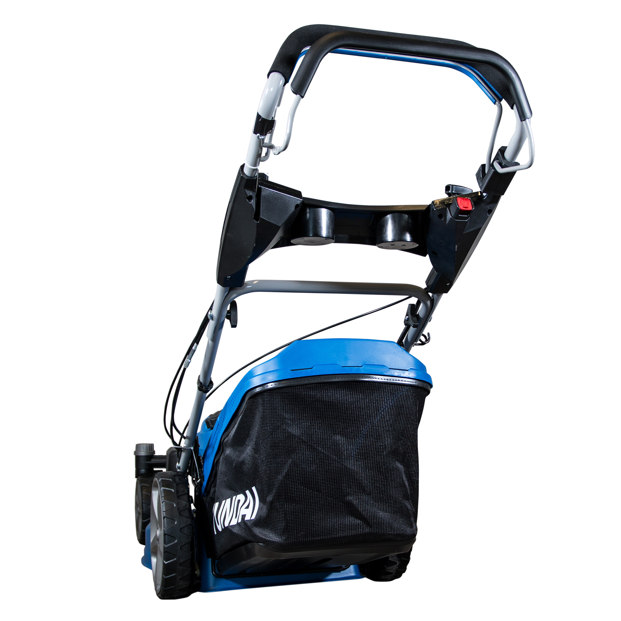 Cortacésped azul y negro con bolsa de recogida negra. El mango es plateado y negro. Las ruedas son negras. Fondo blanco.