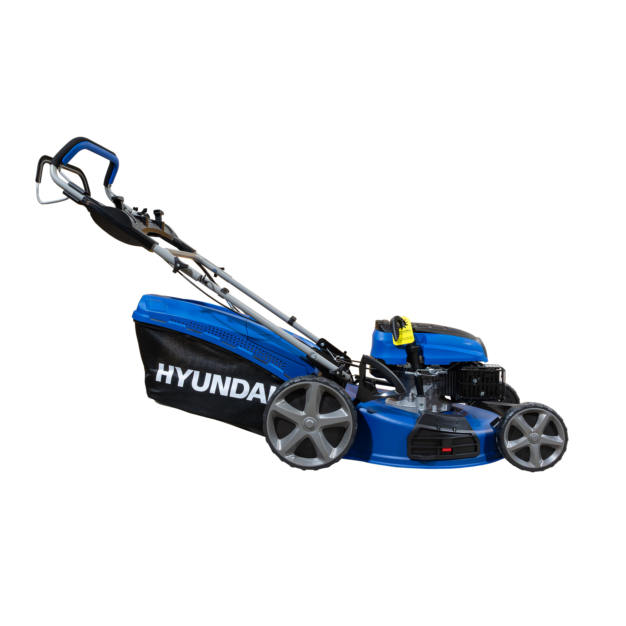 Un cortacésped Hyundai azul y negro sobre fondo blanco. El cortacésped tiene un recogedor de hierba negro.