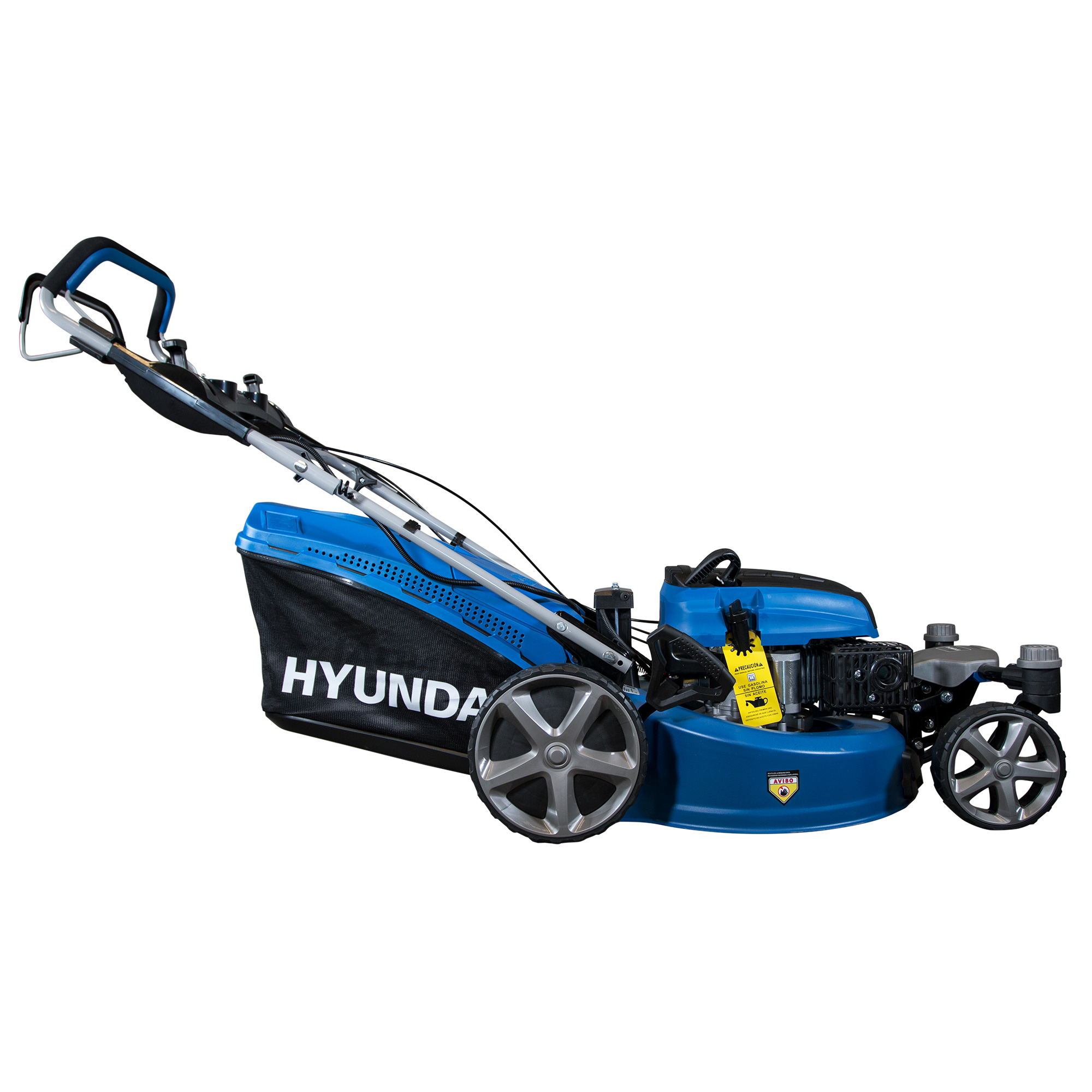 Cortacésped Hyundai azul sobre fondo blanco. Bolsa negra para césped. Ruedas y mango grises.