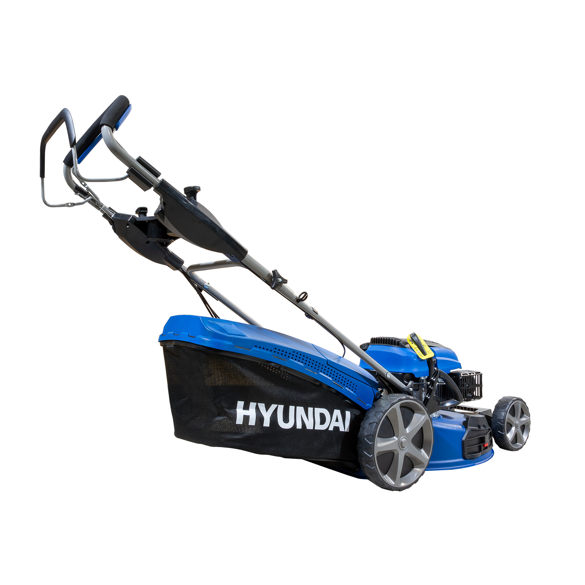 Cortacésped Hyundai azul y gris sobre fondo blanco. Con recogedor de hierba negro y nombre de la marca.