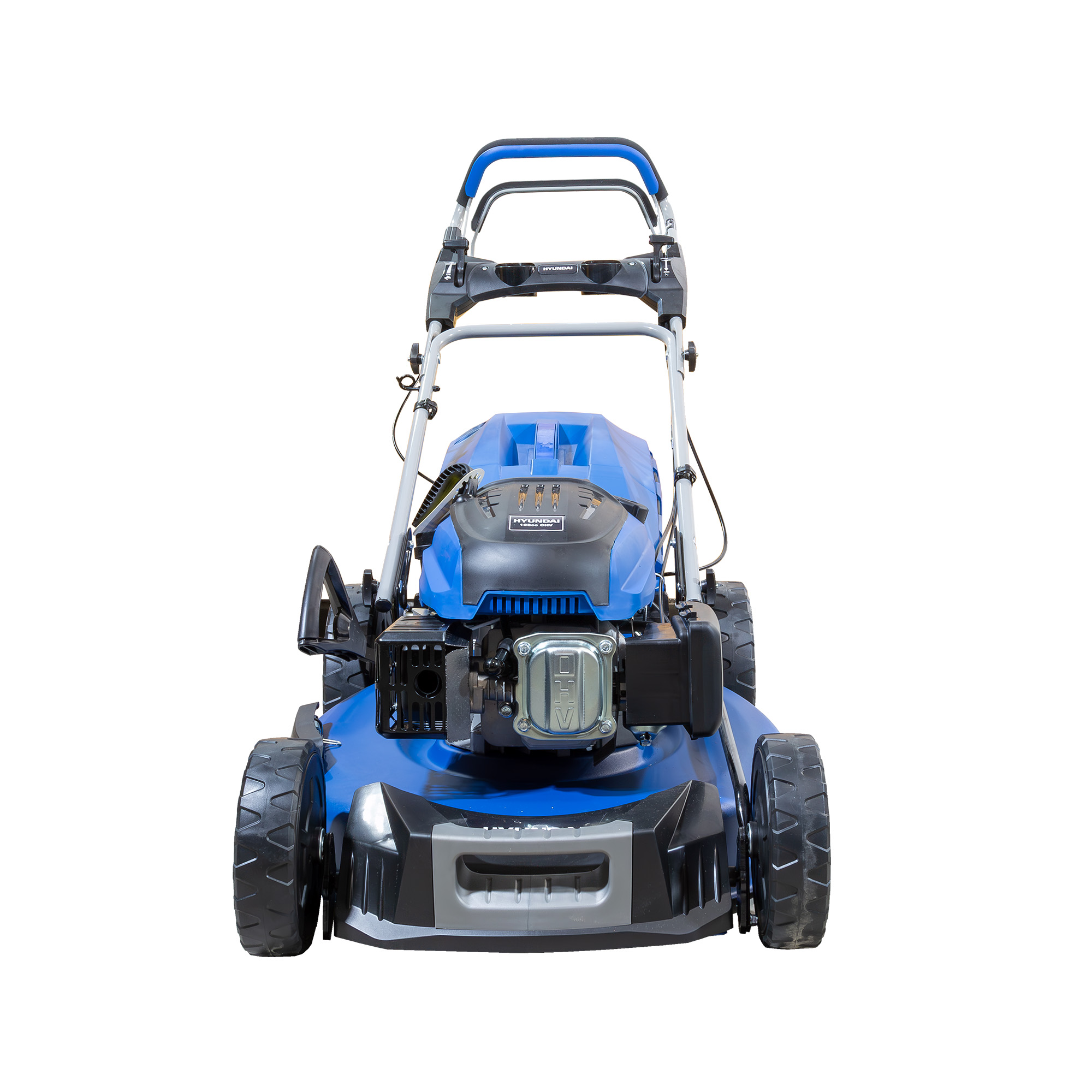 Una cortadora de césped Hyundai azul y negra está centrada. Tiene un mango, ruedas y un motor.