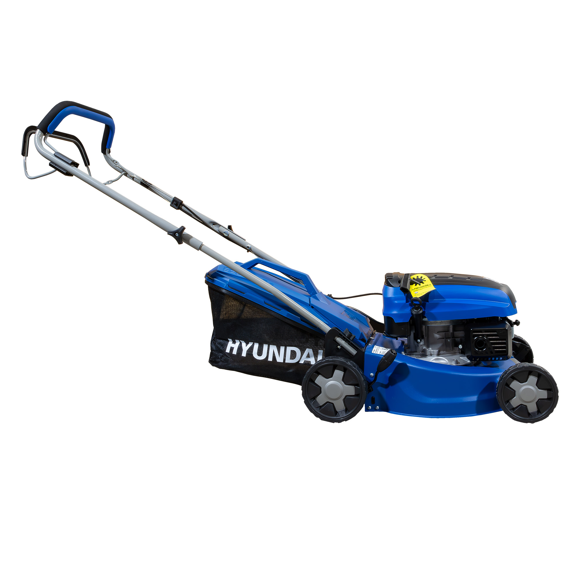 Una cortadora de césped Hyundai azul sobre un fondo blanco. Tiene una bolsa negra y un mango gris. Cuatro ruedas.