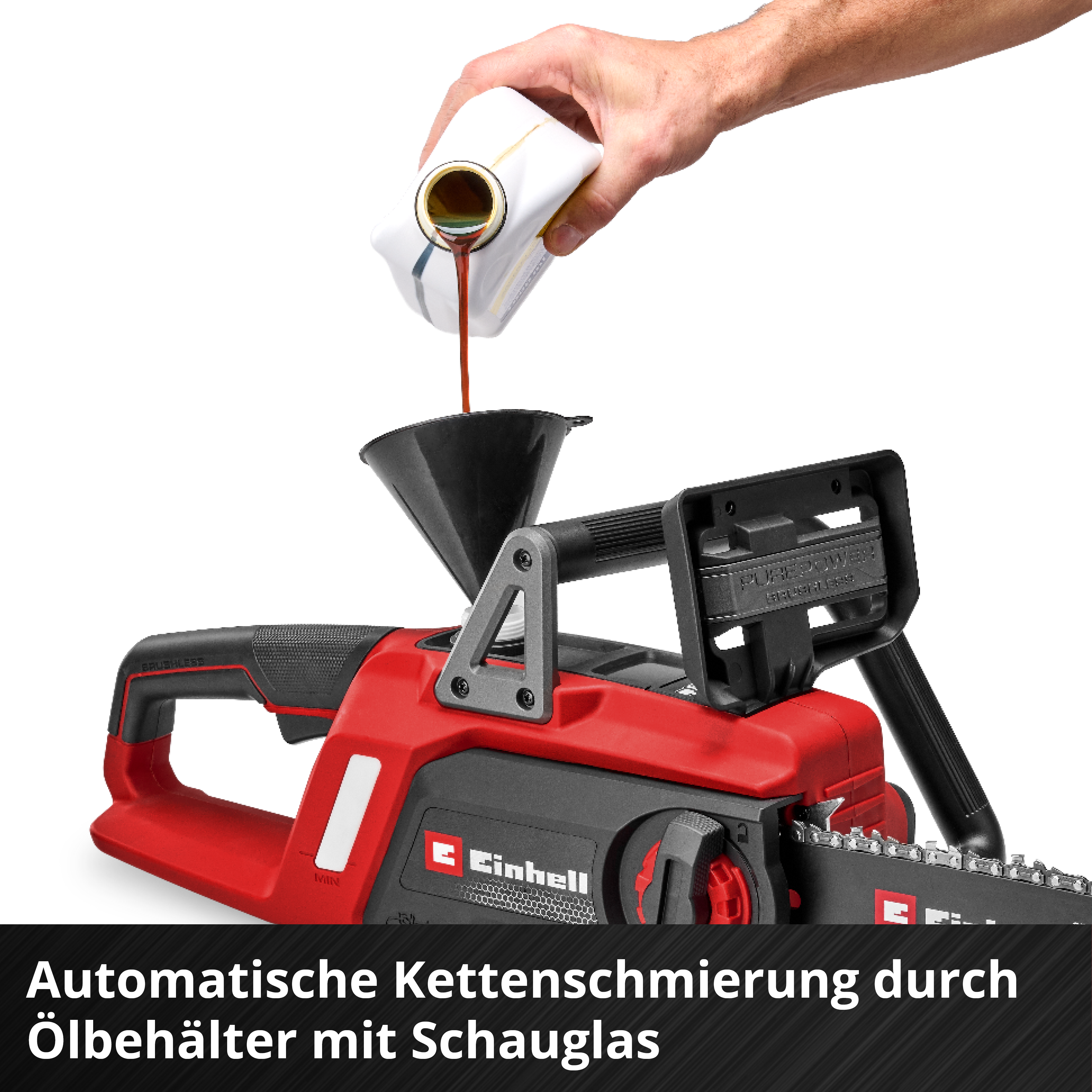 Eine Hand gießt Öl in eine Kettensäge. Die Säge ist rot und schwarz. Ein Trichter wird verwendet, um das Öl zu führen.
