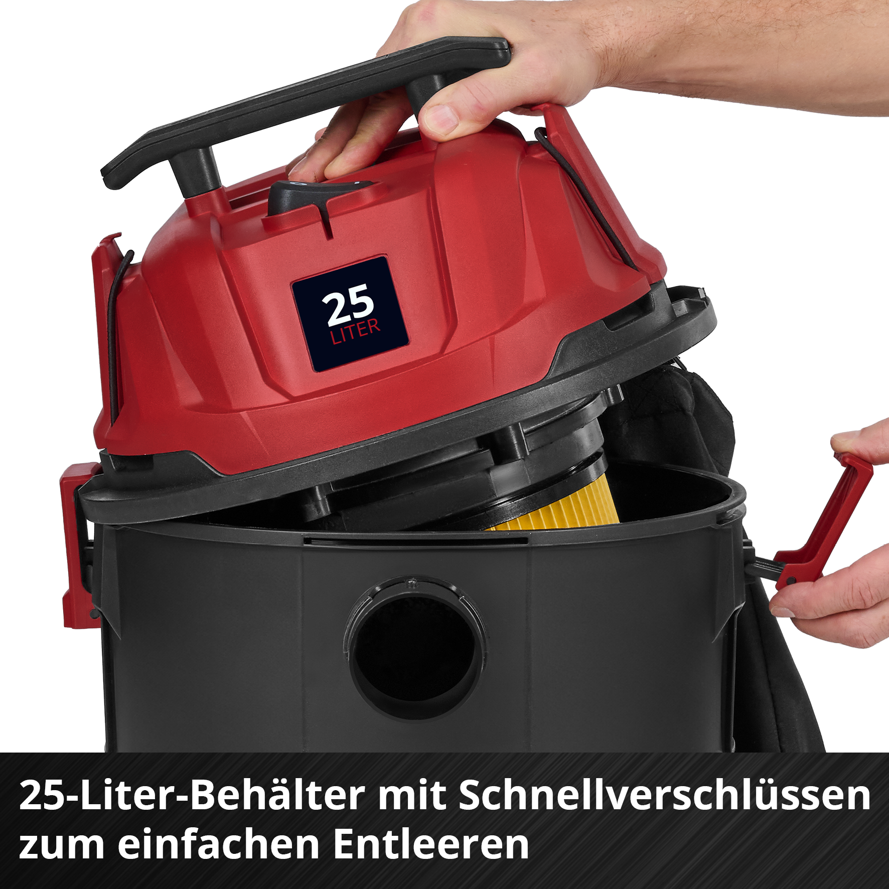 Eine Person öffnet einen roten 25-Liter-Behälter. Der Behälter ist schwarz, ein gelber Filter ist sichtbar.